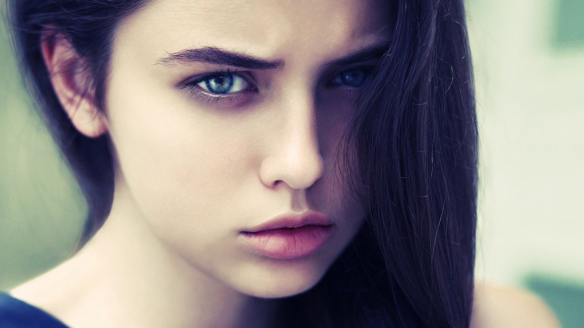Brunette girl with blue eyes HD Wallpaper
