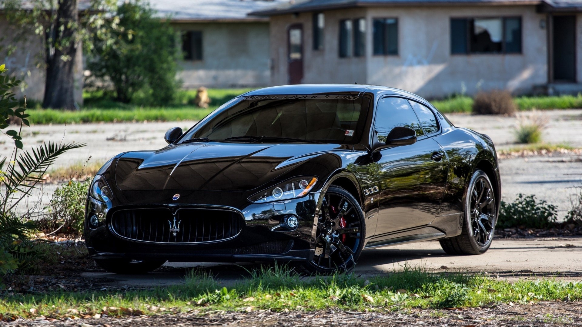 Black Maserati GranTurismo parked outdoors HD Wallpaper