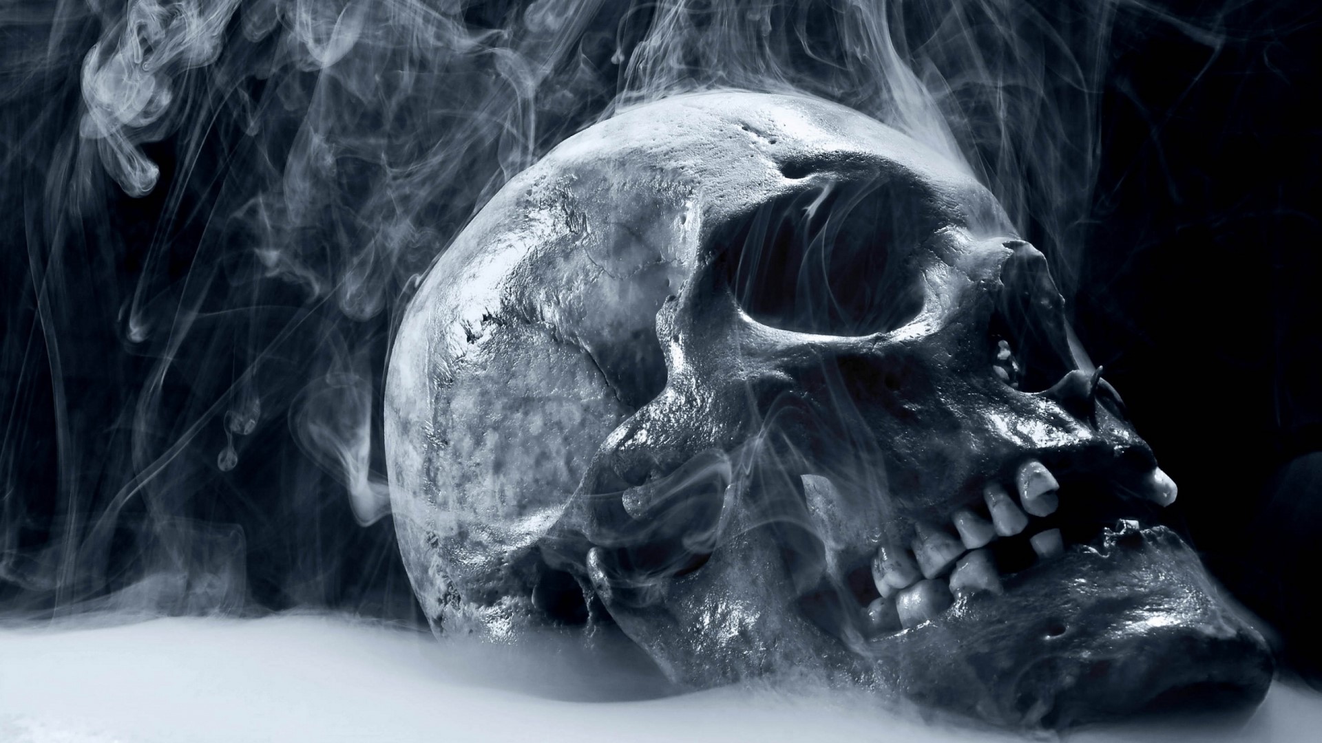 Skull shrouded in smoke HD Wallpaper