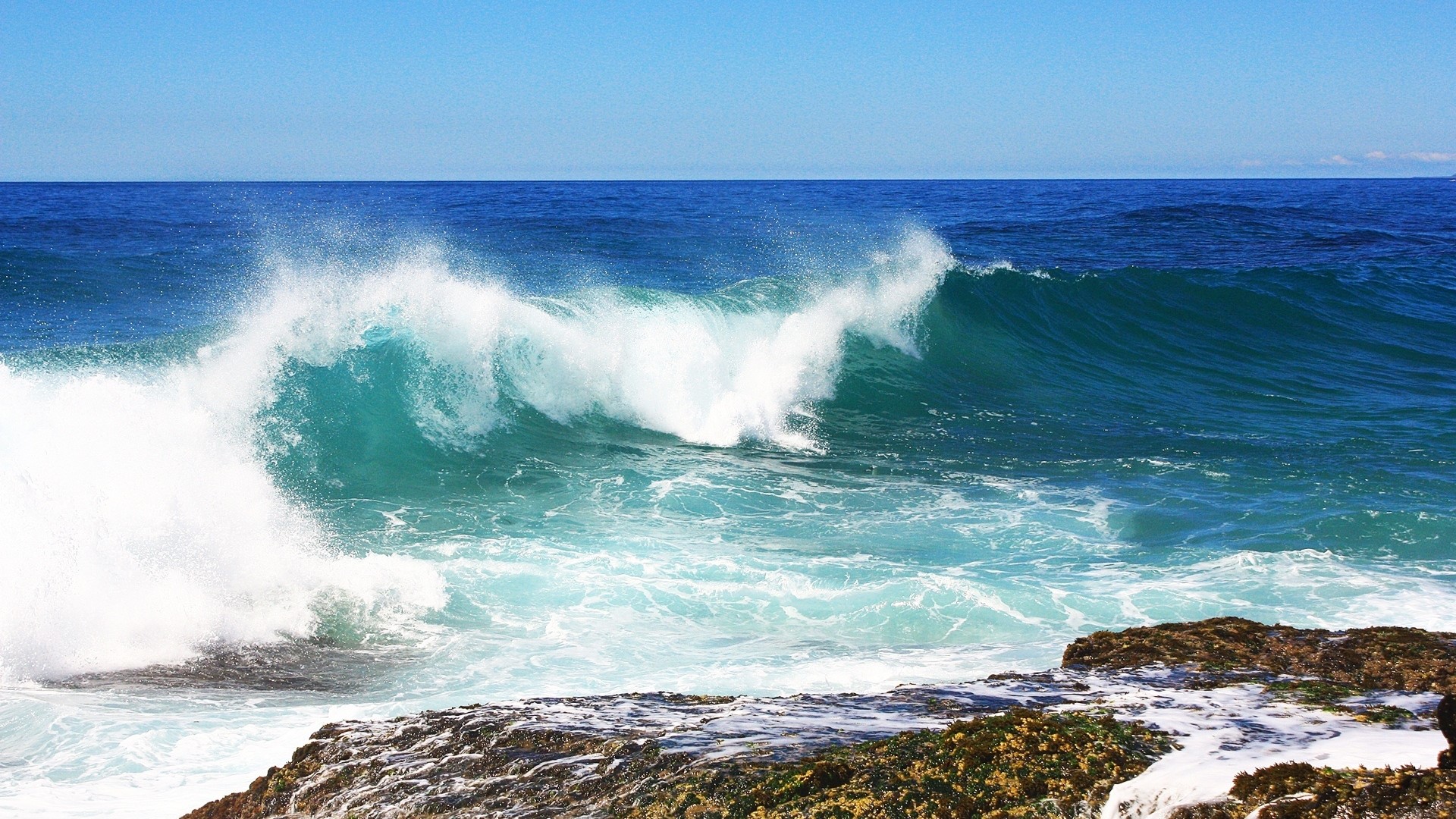 Ocean waves crashing on rocky shore HD Wallpaper