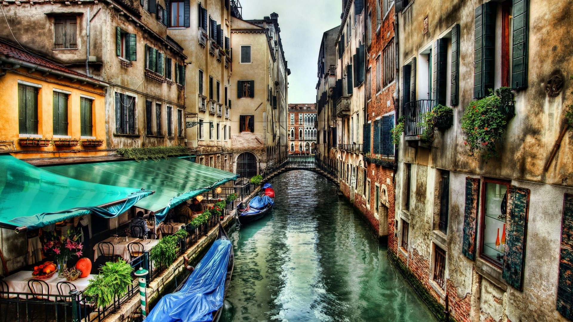 Venice Canal Street with Gondolas and Restaurants HD Wallpaper