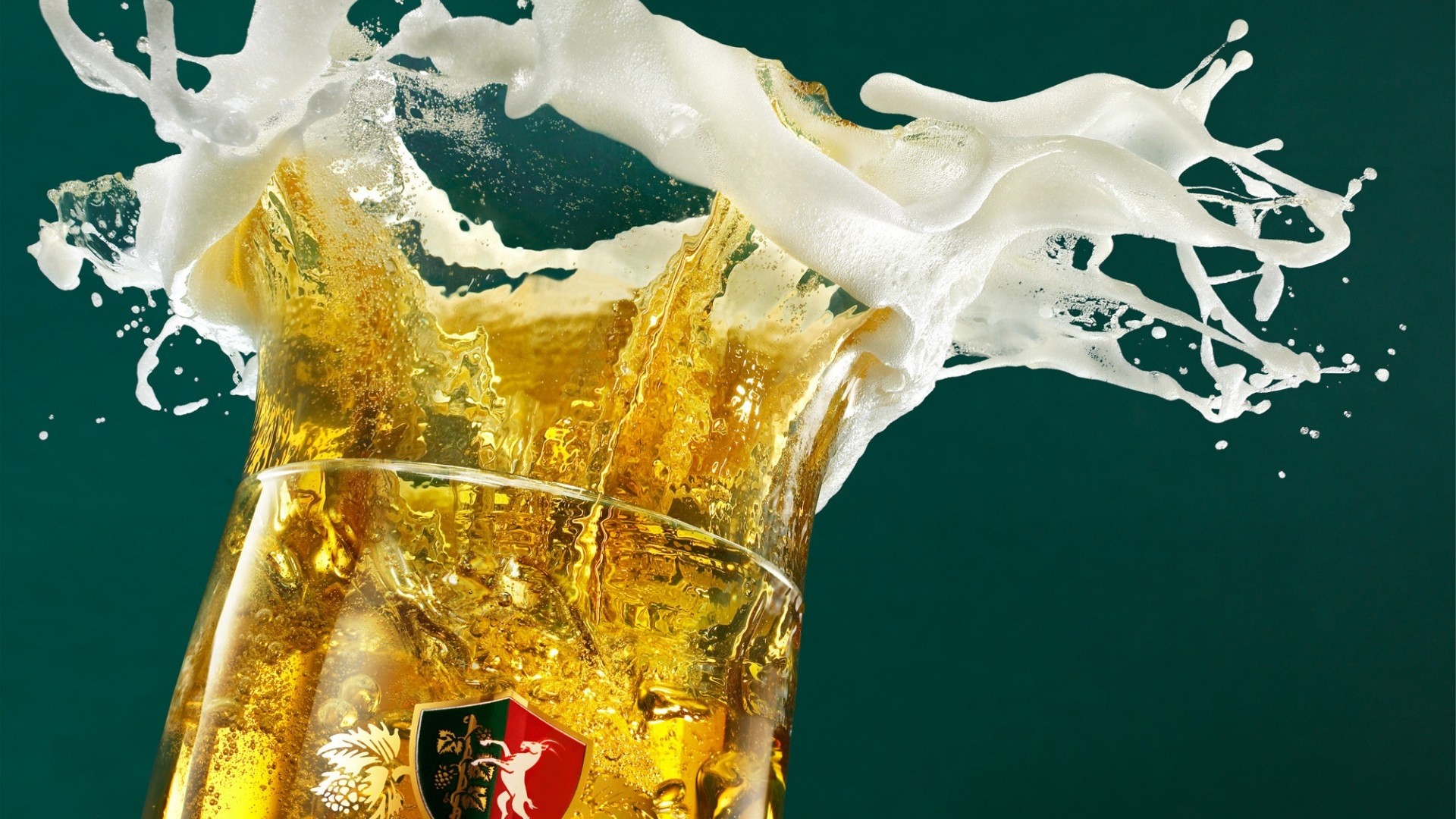 Beer Splash in Glass HD Wallpaper