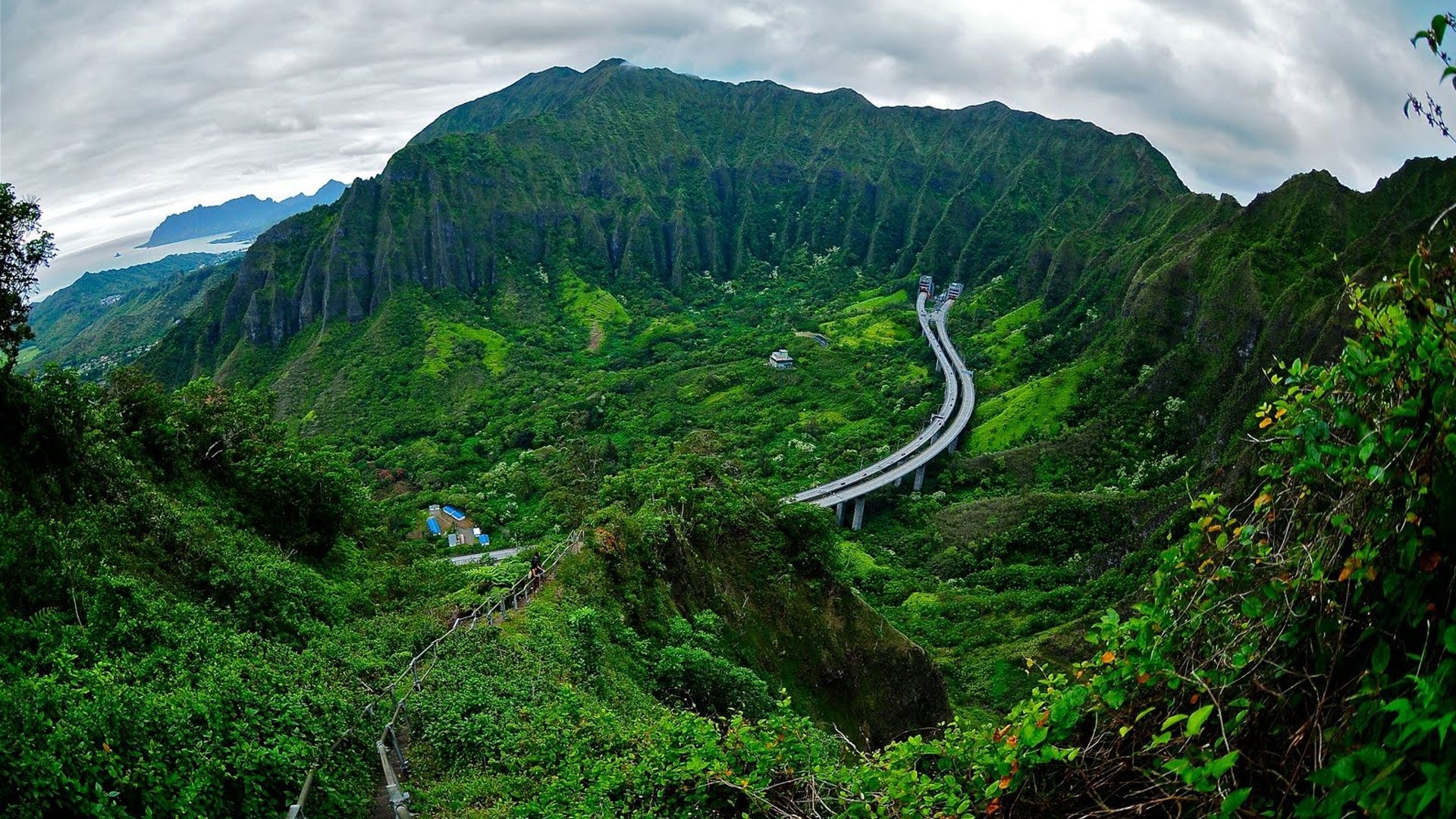 Stairway to Heaven hike in Oahu, Hawaii HD Wallpaper