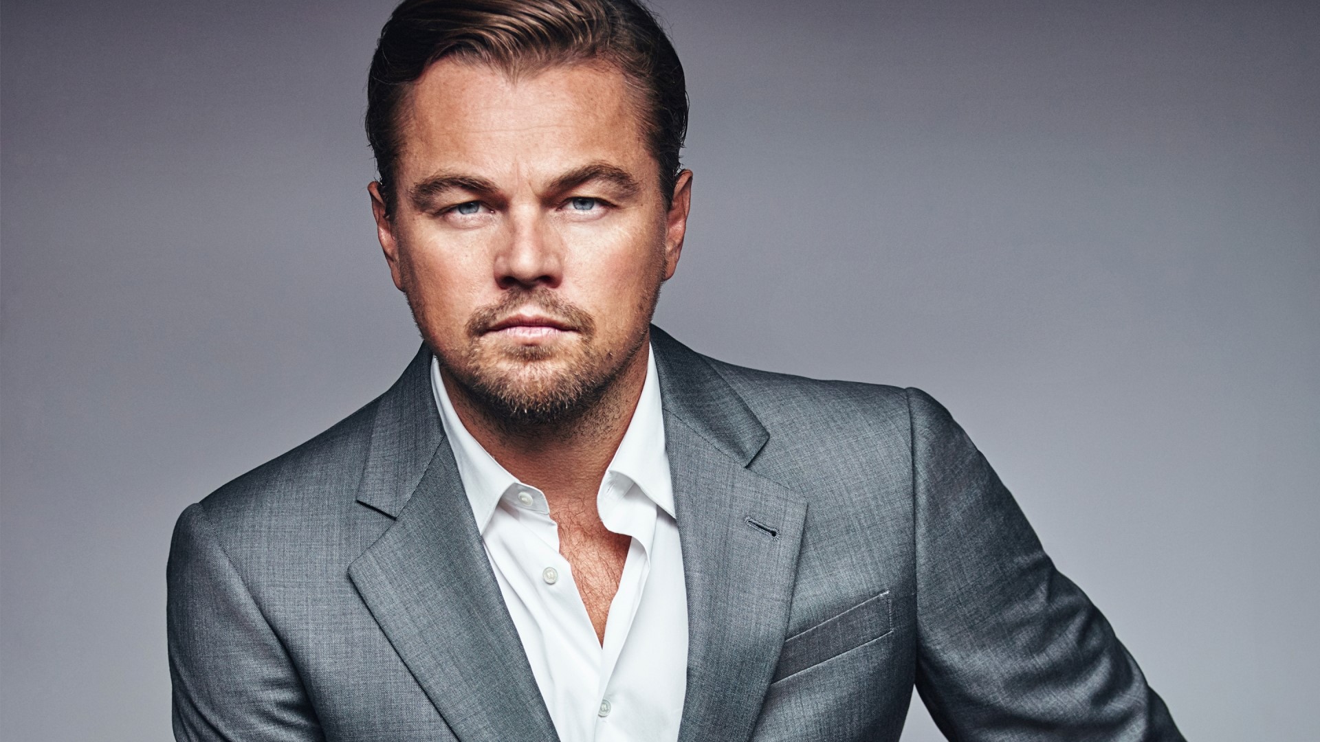 Leonardo DiCaprio in a grey suit HD Wallpaper