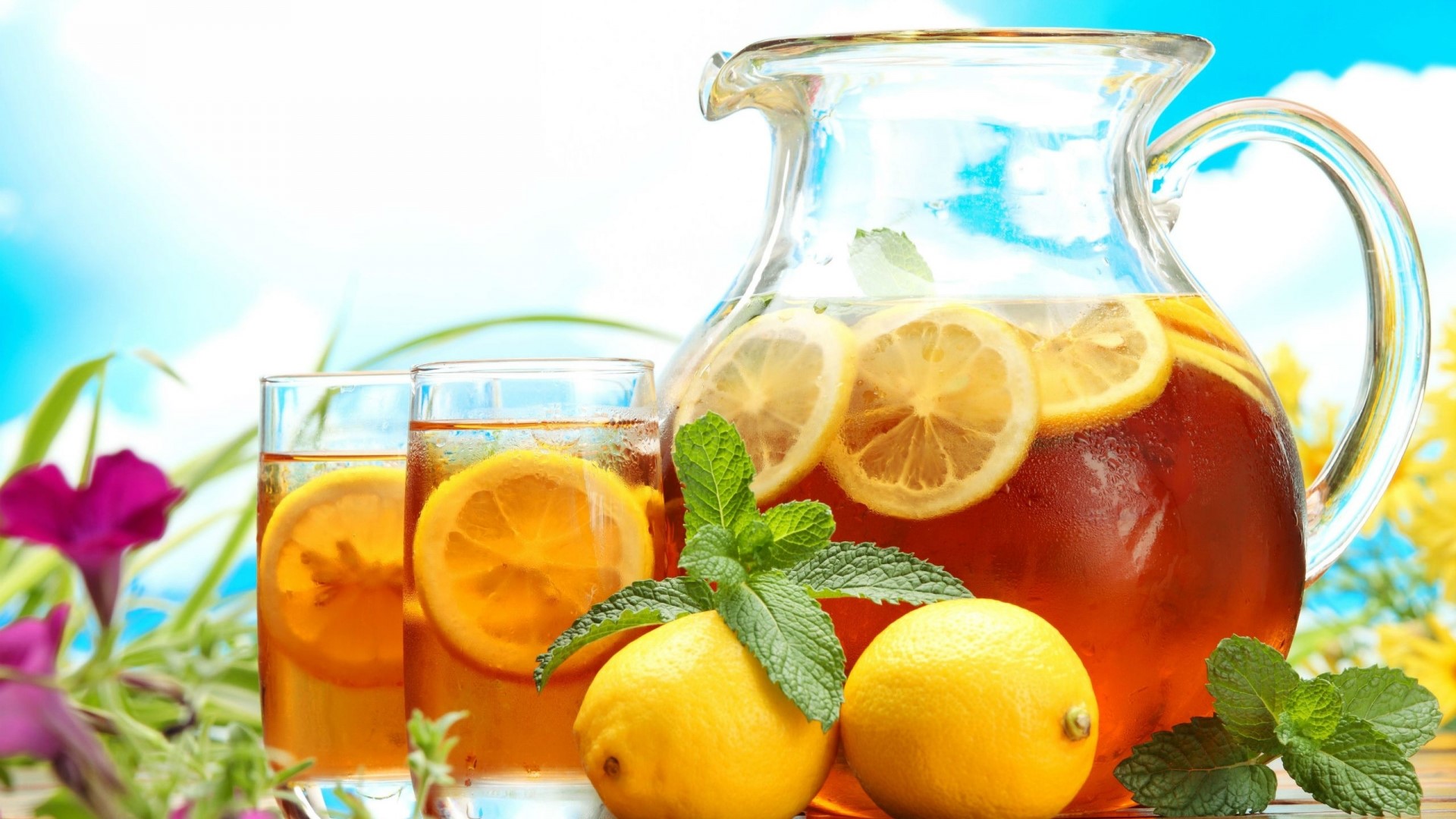 Pitcher and glasses of iced tea with lemons and mint HD Wallpaper