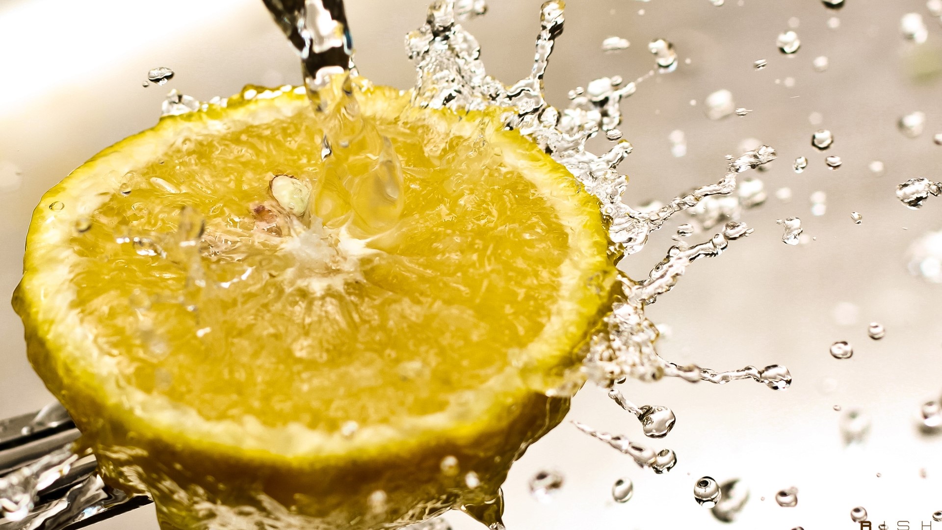 Lemon slice with water splash HD Wallpaper