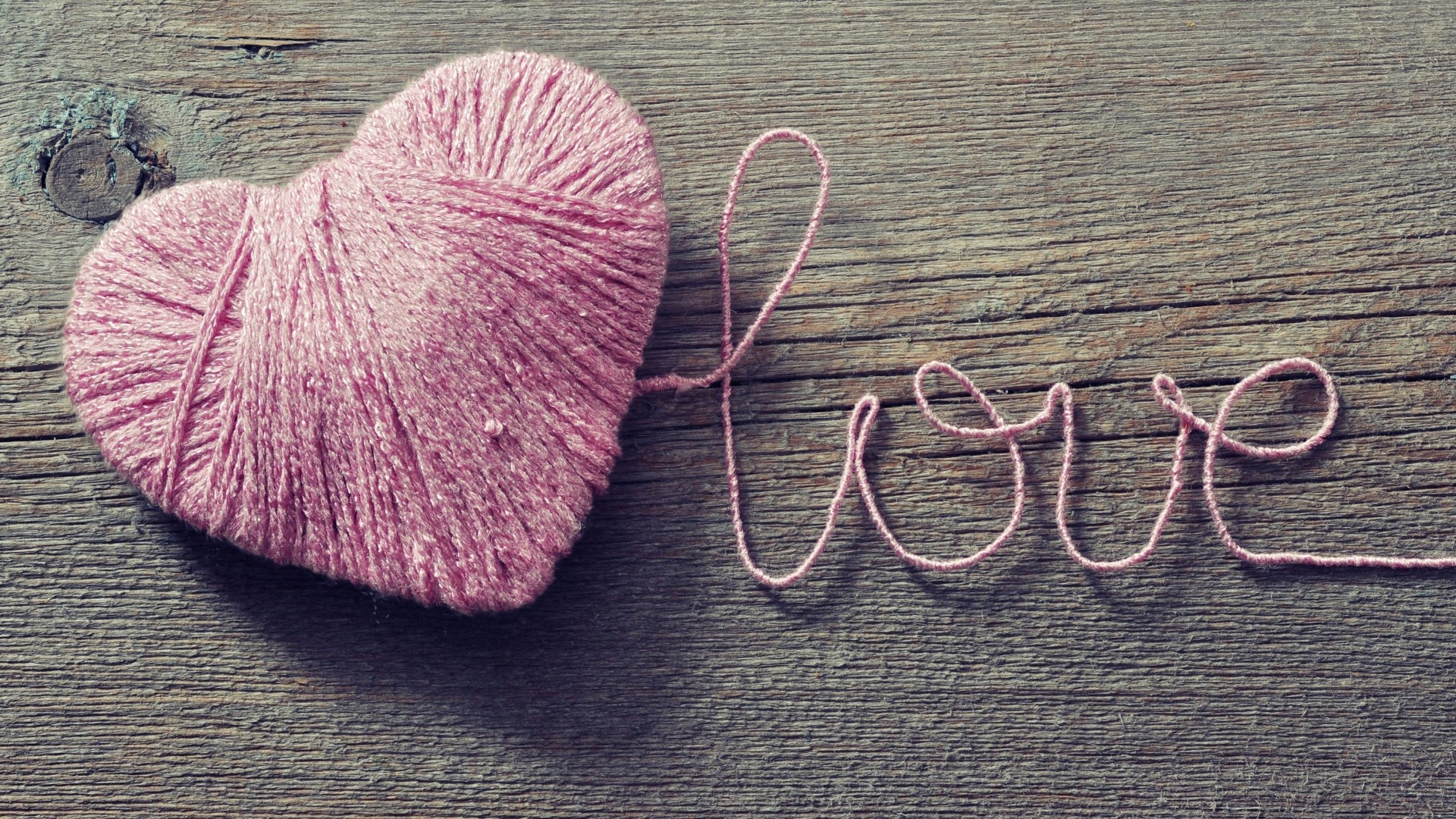 Pink yarn heart and the word "love" on wood HD Wallpaper