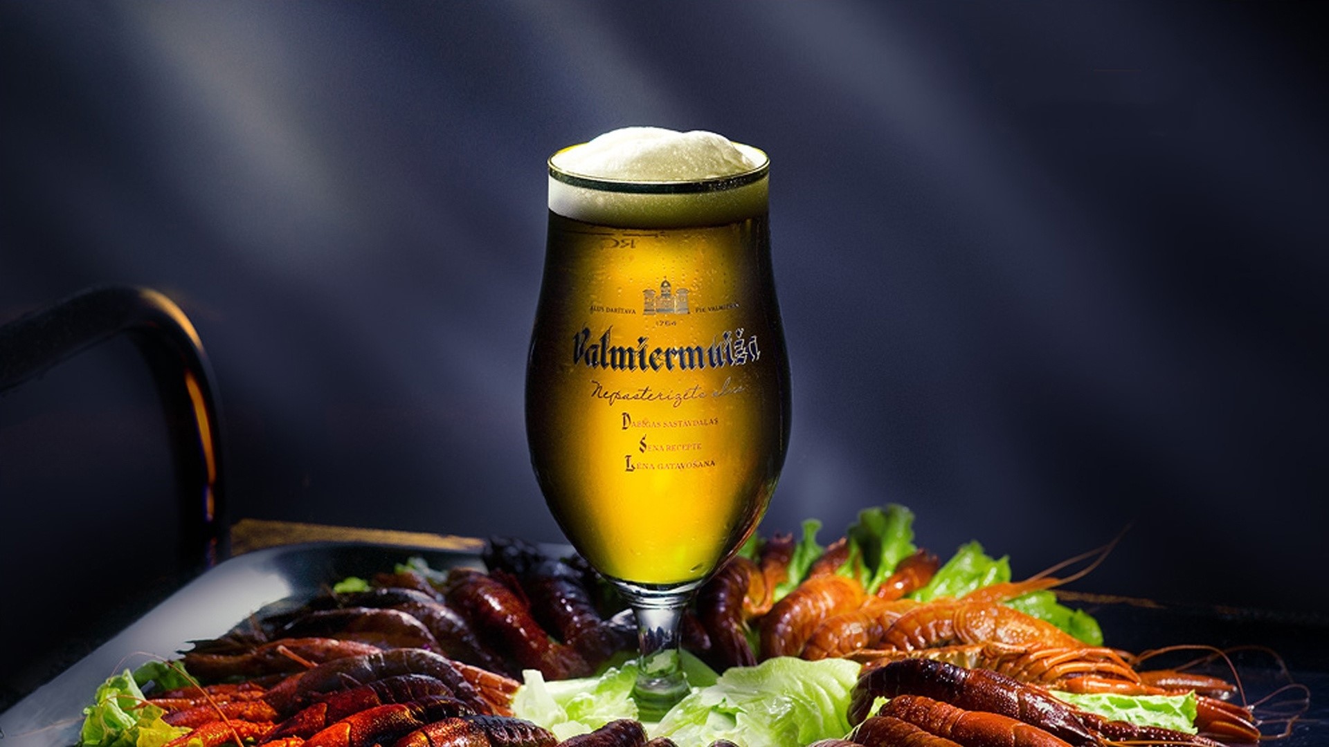 Valmiermuiža beer with crayfish and lettuce HD Wallpaper