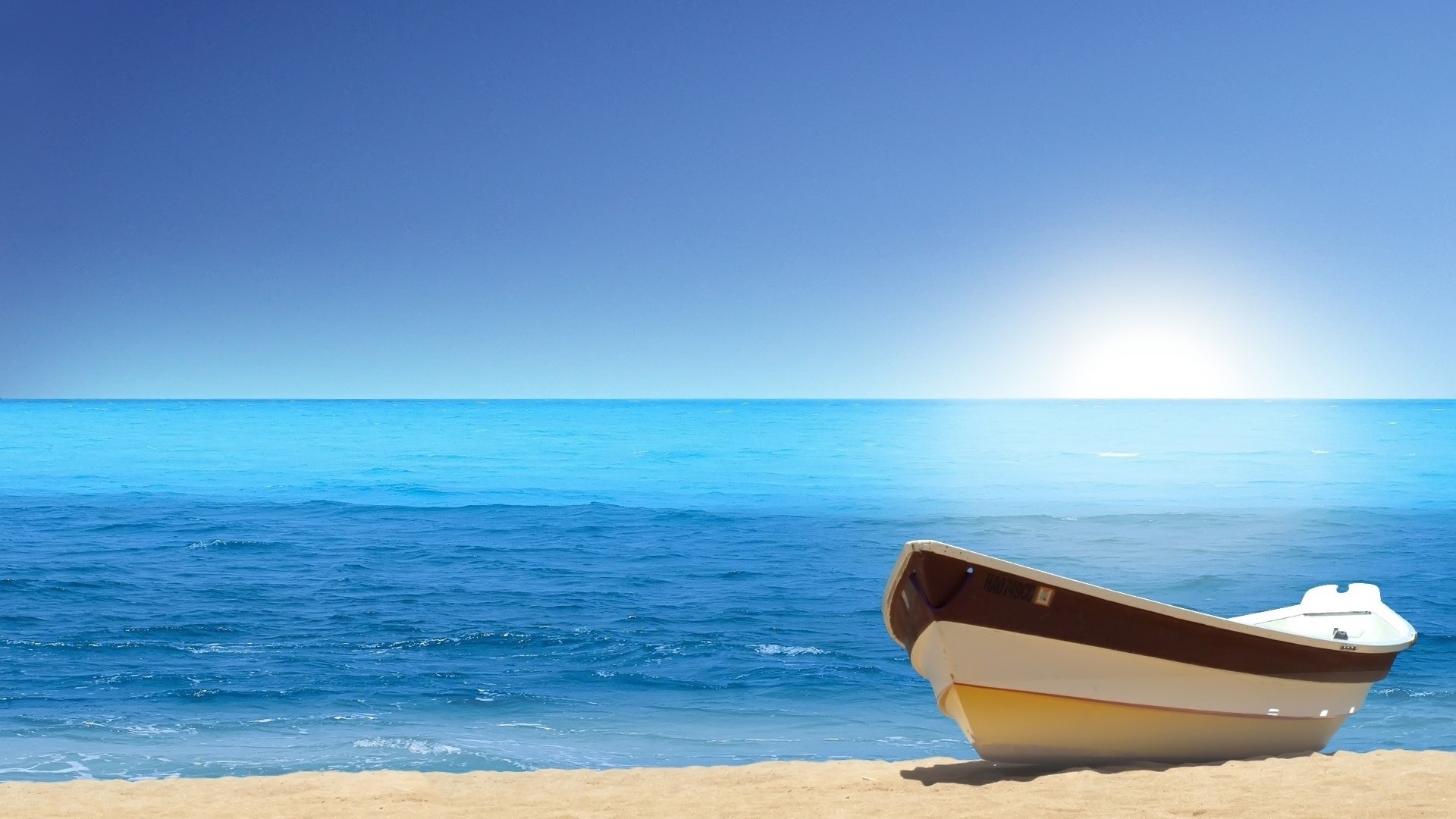 Boat on a sandy beach with ocean and sky HD Wallpaper