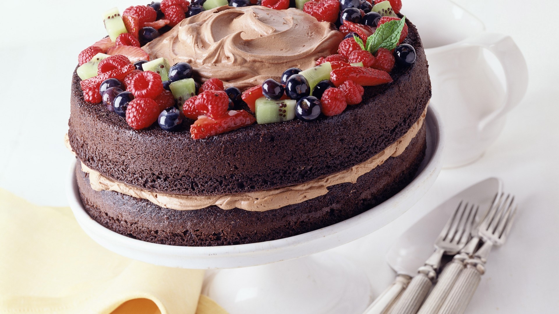 Chocolate Berry Cake with Chocolate Frosting HD Wallpaper