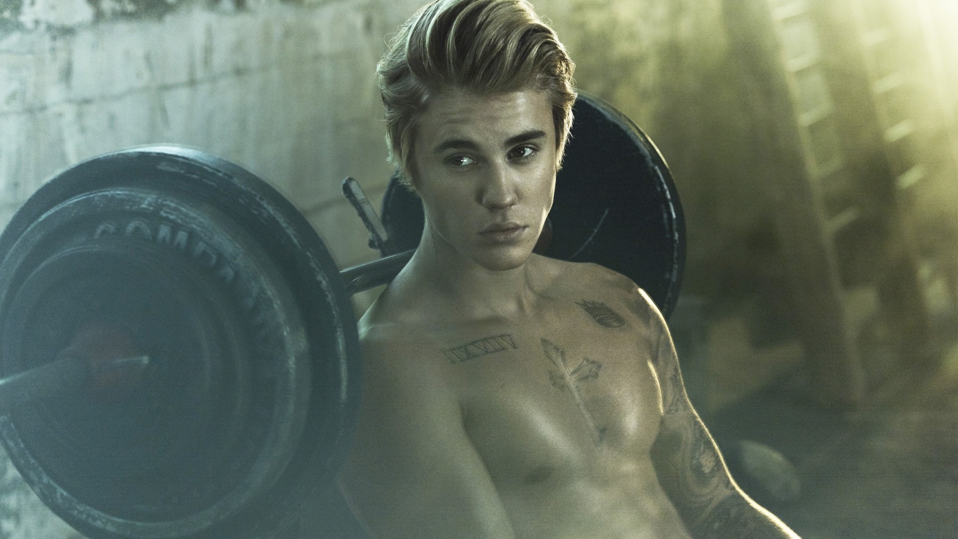 Justin Bieber shirtless with weights HD Wallpaper