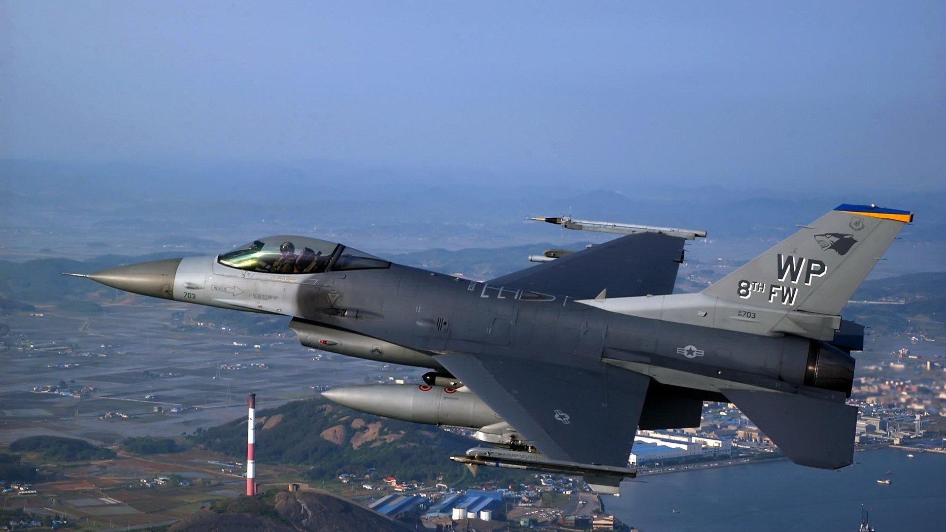 F-16 Fighting Falcon aircraft in flight HD Wallpaper
