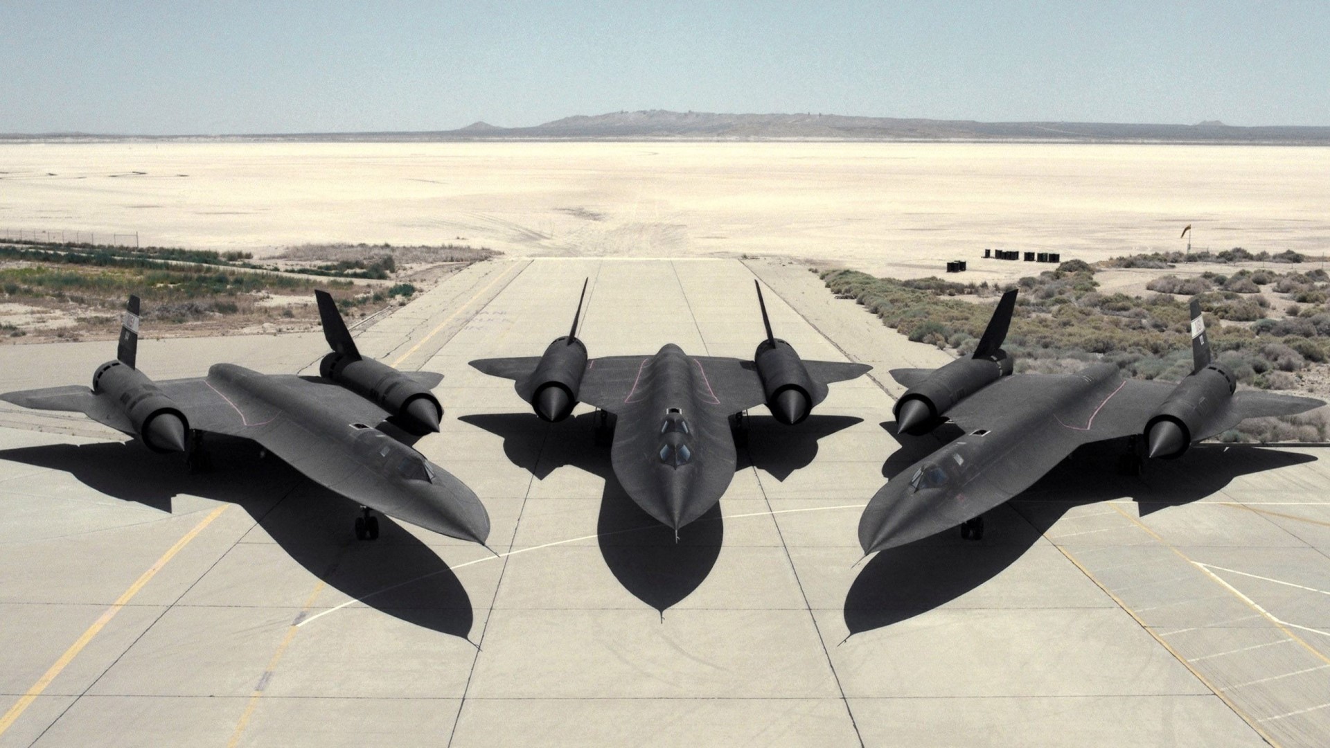 Three Lockheed SR-71 Blackbird planes on a runway HD Wallpaper