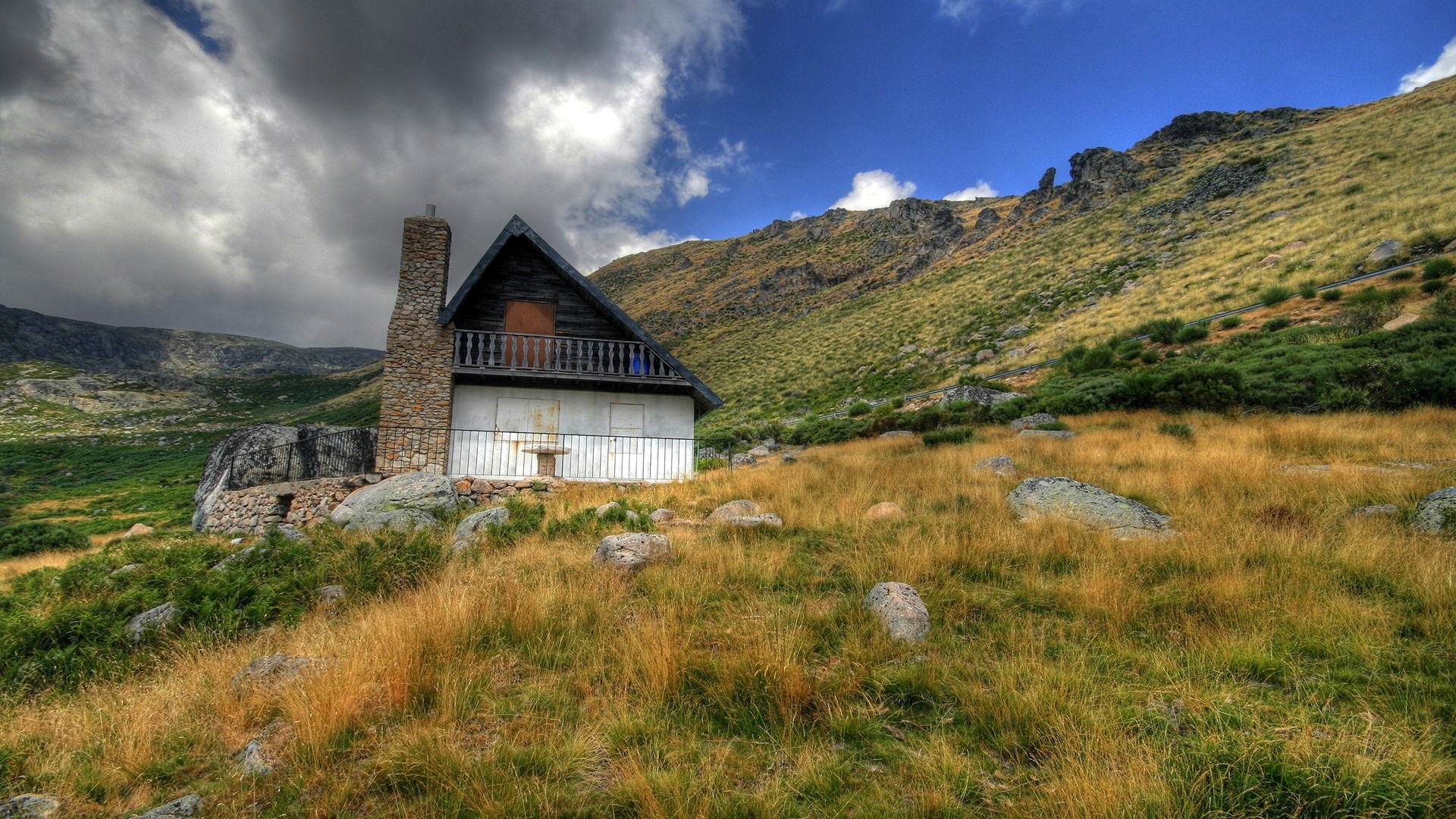 Lonely house on a grassy mountain slope HD Wallpaper