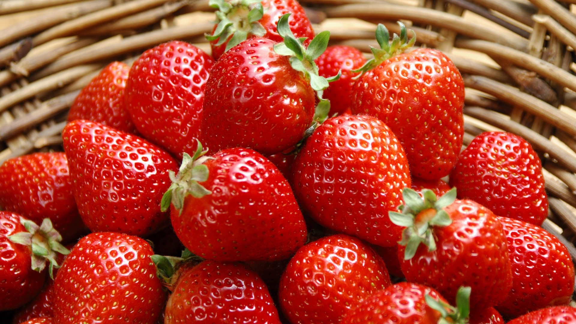 Strawberries in a Wicker Basket HD Wallpaper