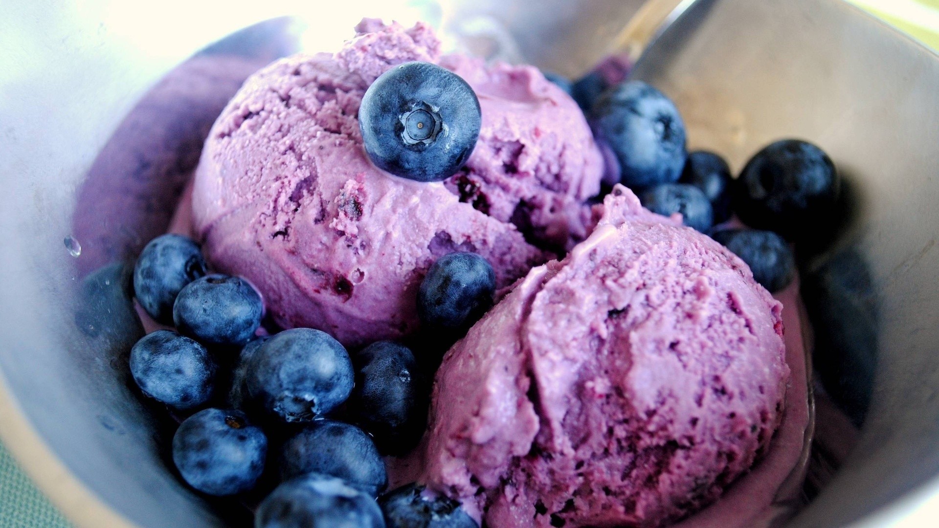 Blueberry ice cream with fresh blueberries HD Wallpaper