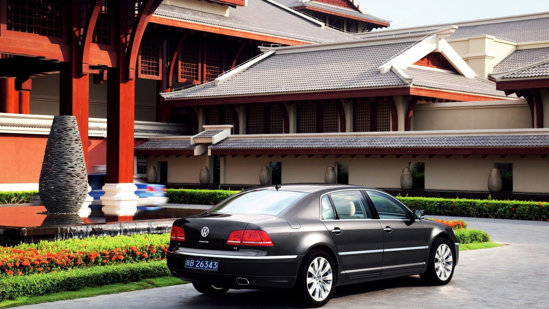 Volkswagen Phaeton in front of a traditional building HD Wallpaper