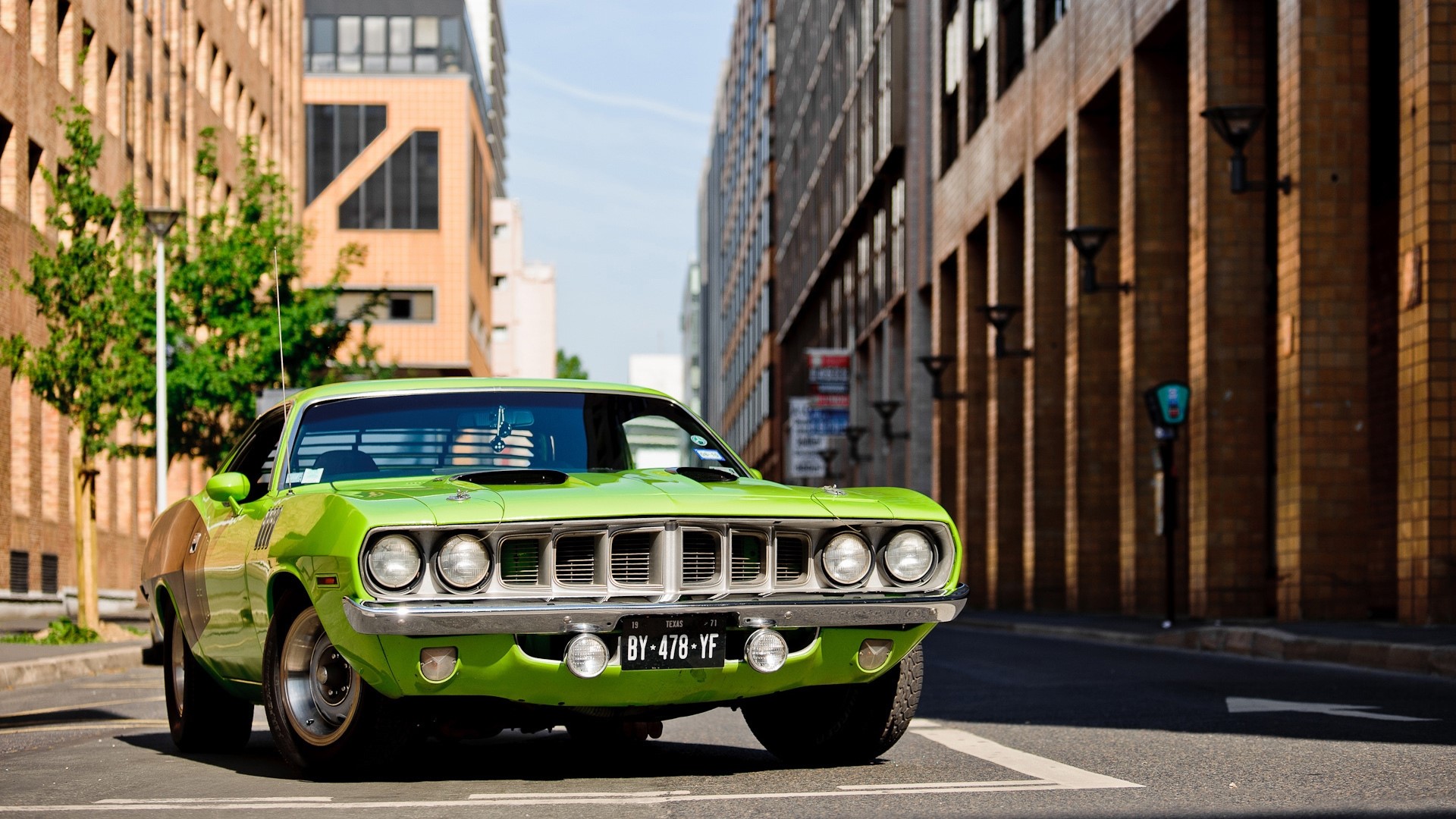 Green 1970s Plymouth Barracuda parked on city street HD Wallpaper