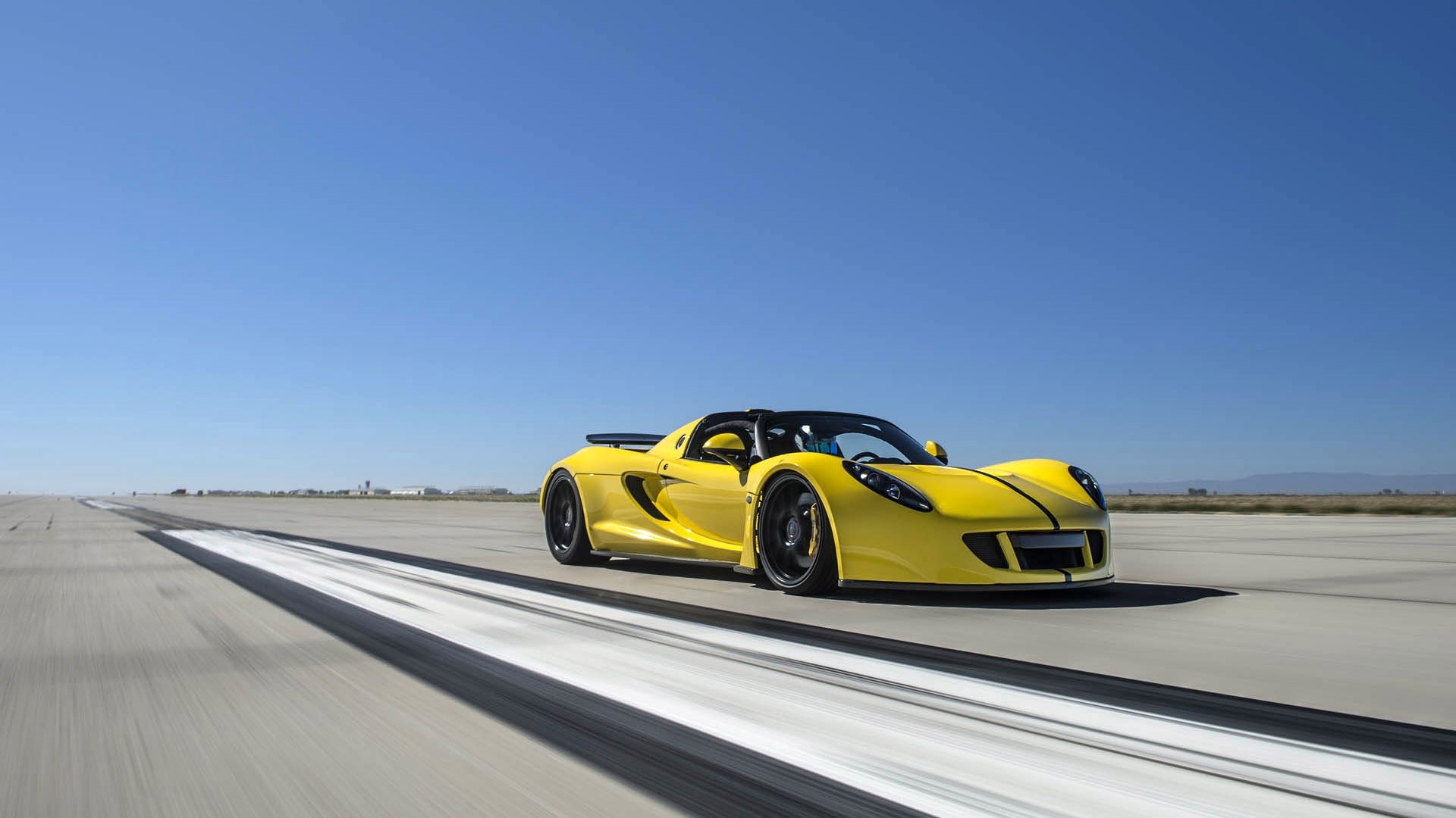 Yellow 2016 Hennessey Venom GT Spyder on Runway HD Wallpaper