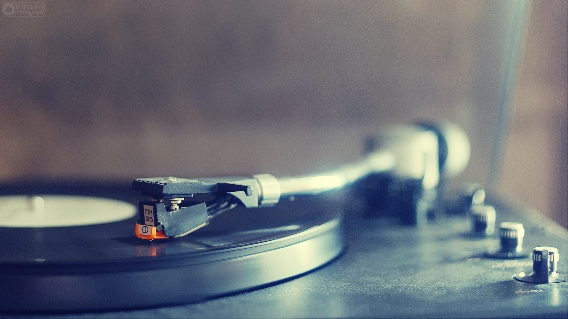 Close-up of a record player needle on a vinyl record HD Wallpaper