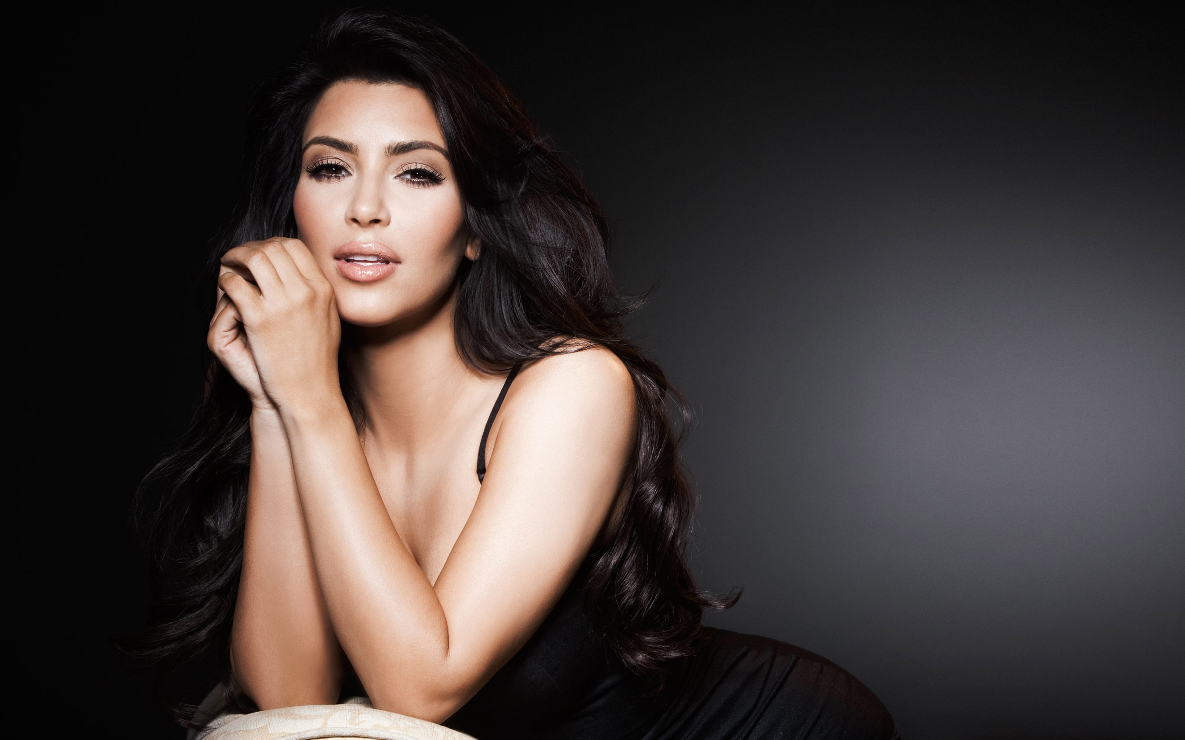 Kim Kardashian in black dress HD Wallpaper