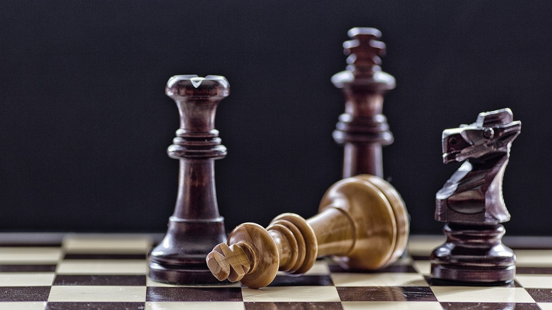 Chess pieces on a chessboard HD Wallpaper