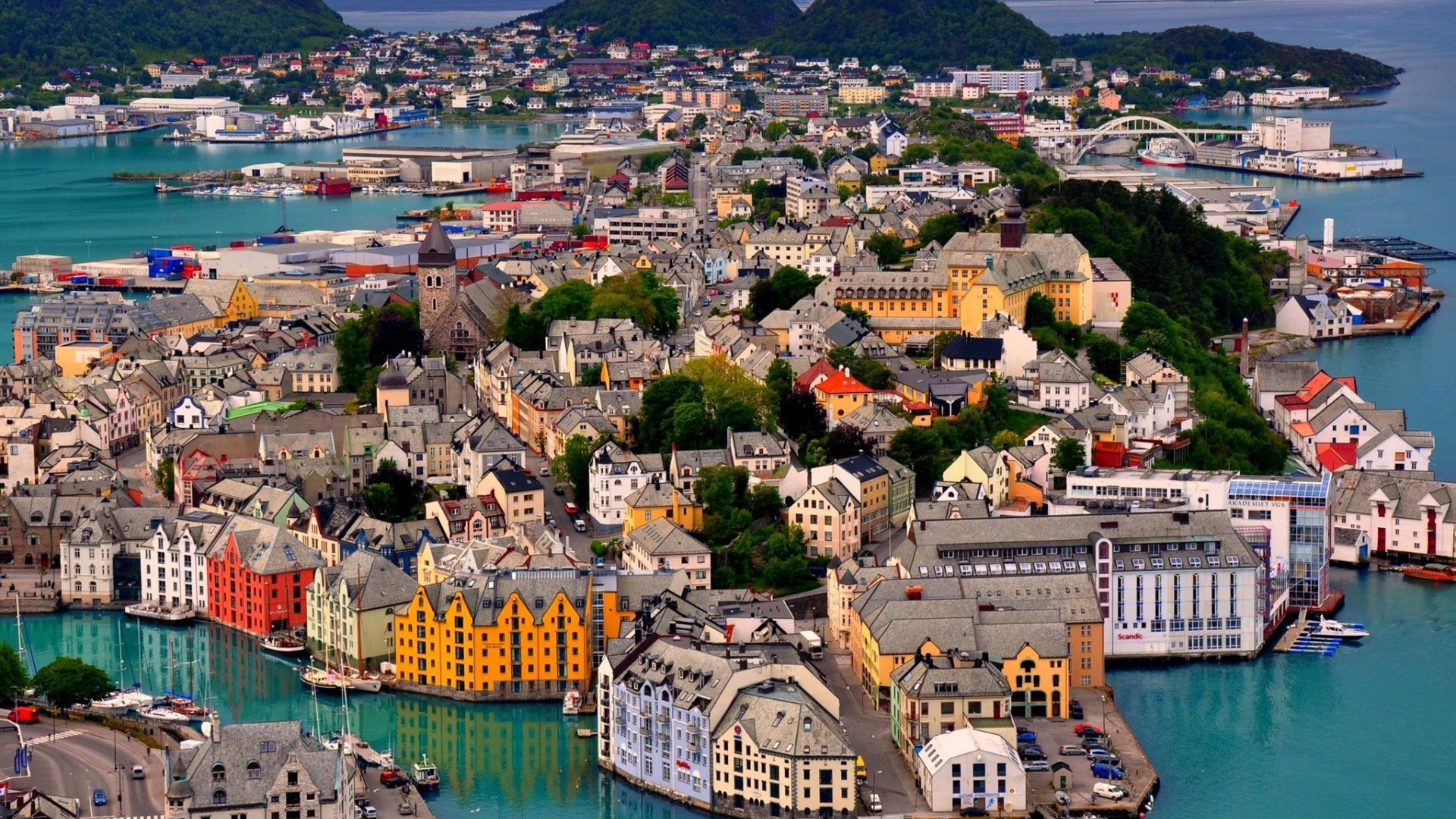 Alesund, Norway waterfront with colorful buildings HD Wallpaper