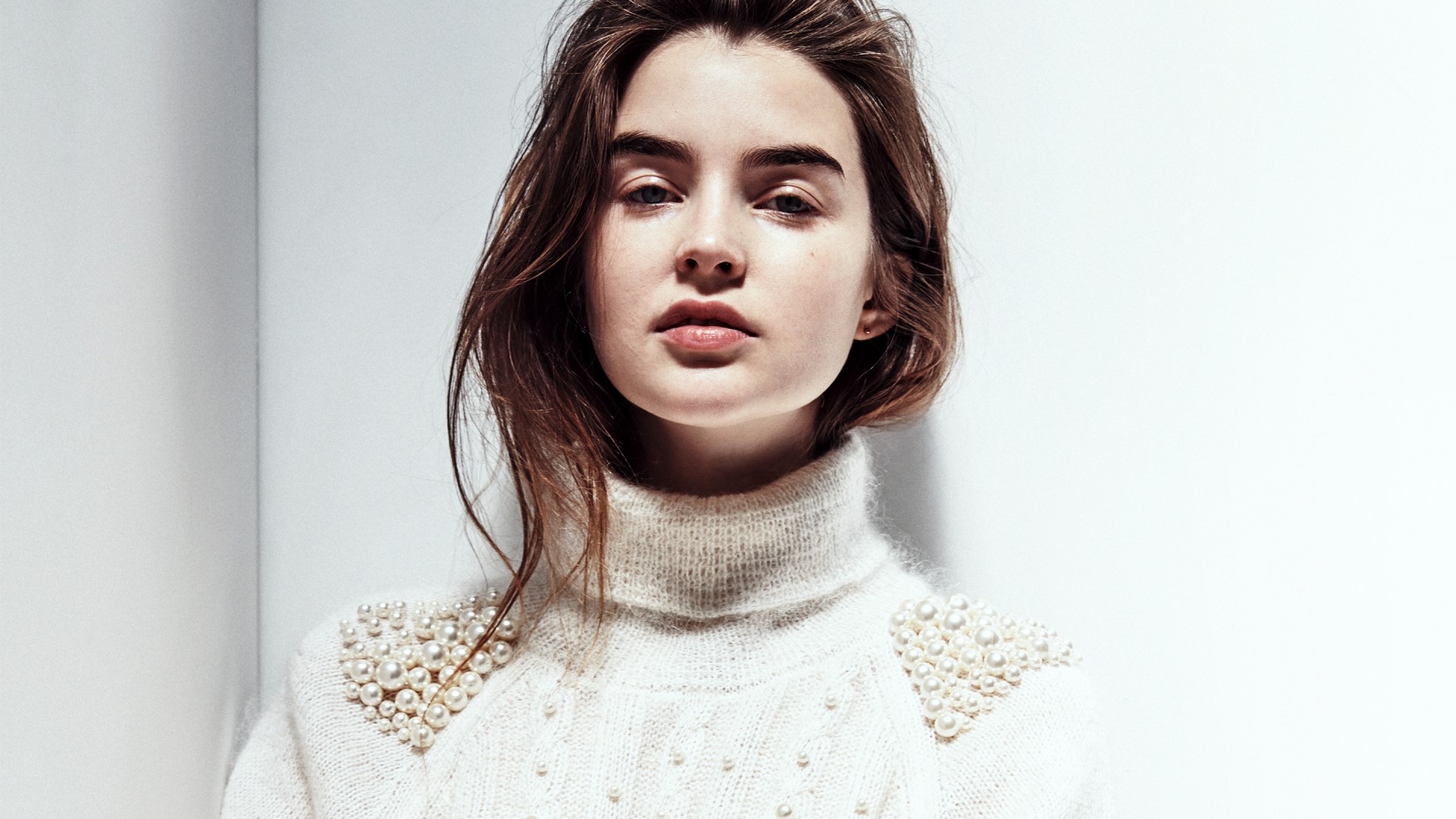 Ali Michael in a pearl-adorned turtleneck sweater HD Wallpaper