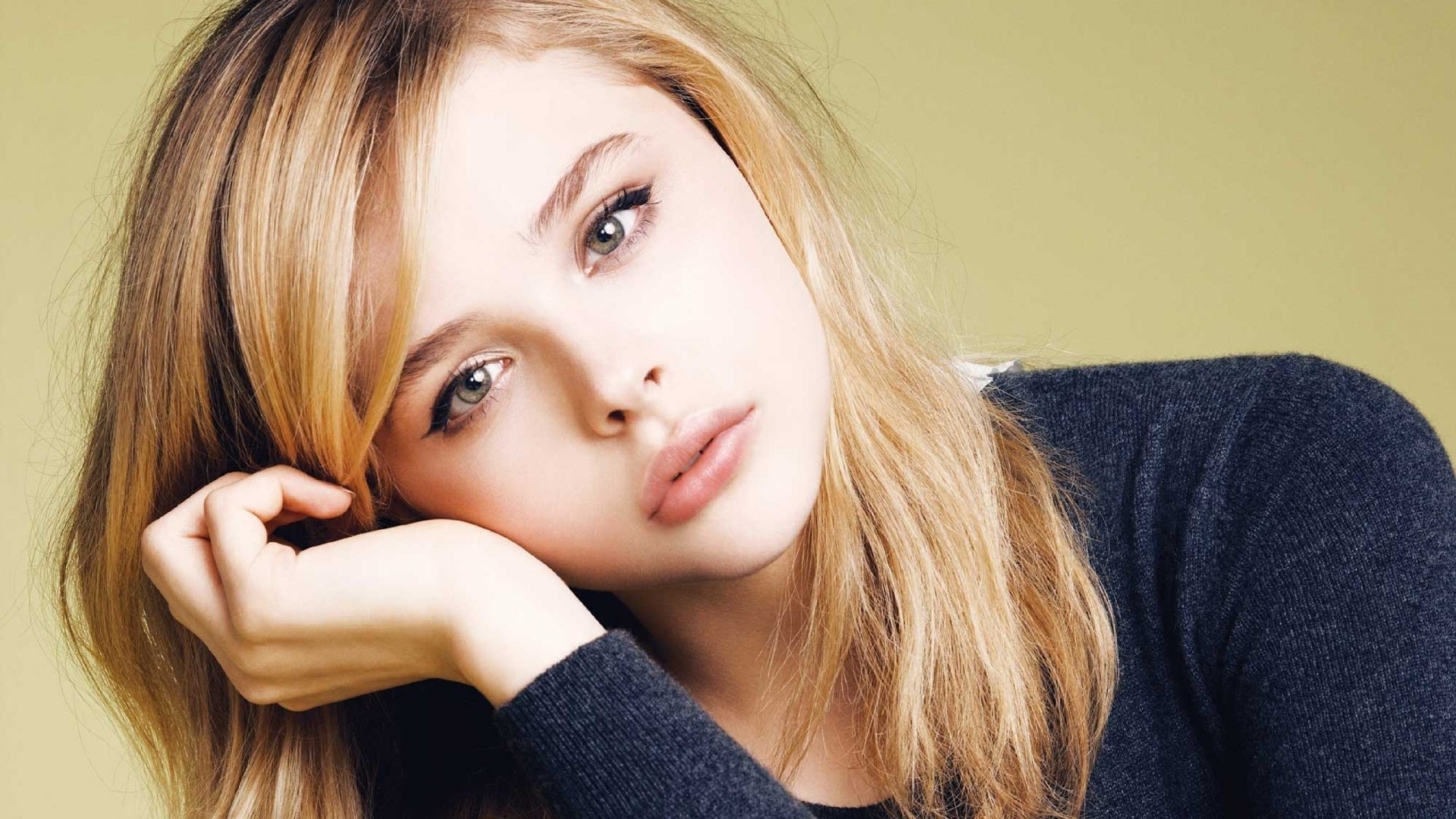Chloe Moretz HD Wallpaper