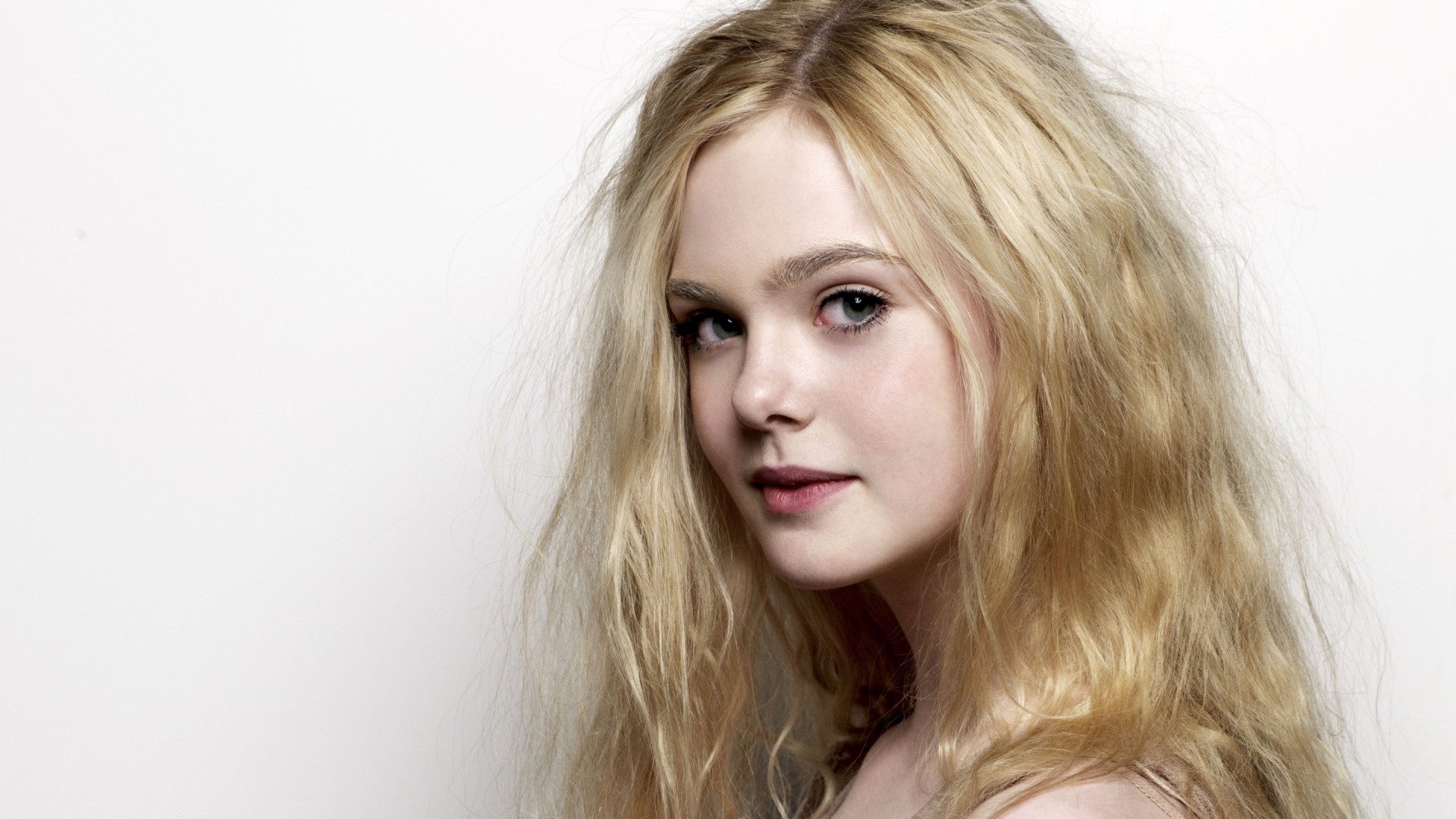 Elle Fanning HD Wallpaper