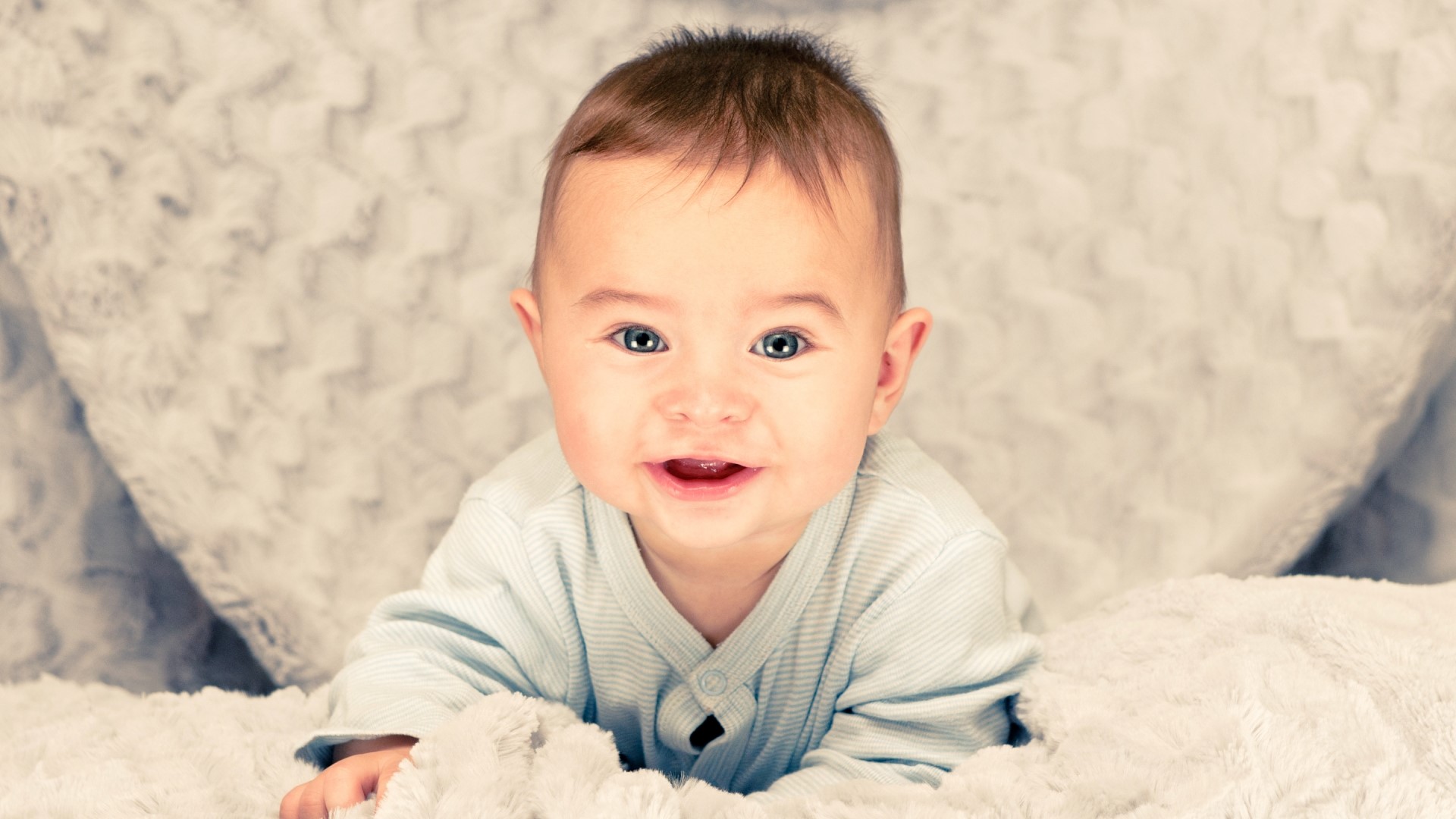 Cute baby lying on a fluffy blanket HD Wallpaper