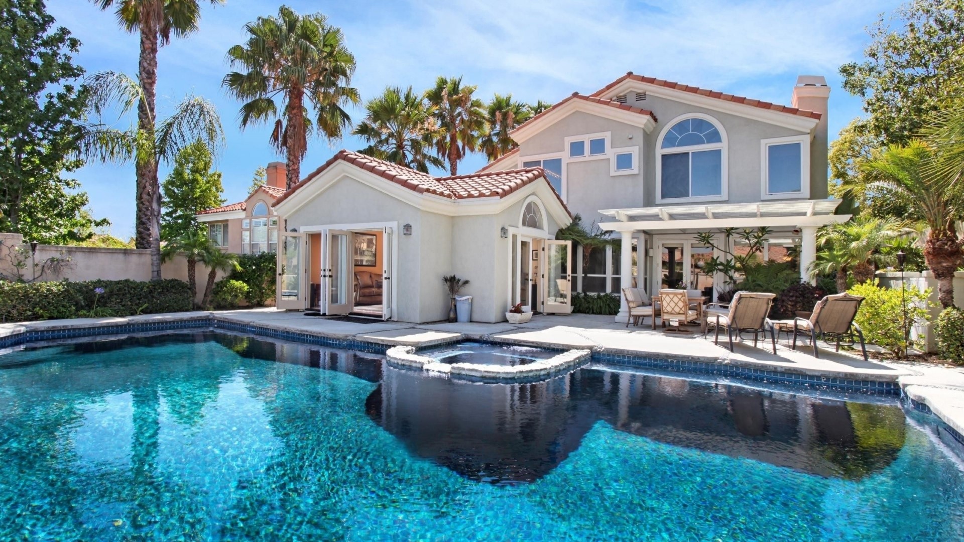 Luxury Home with Swimming Pool and Spa HD Wallpaper