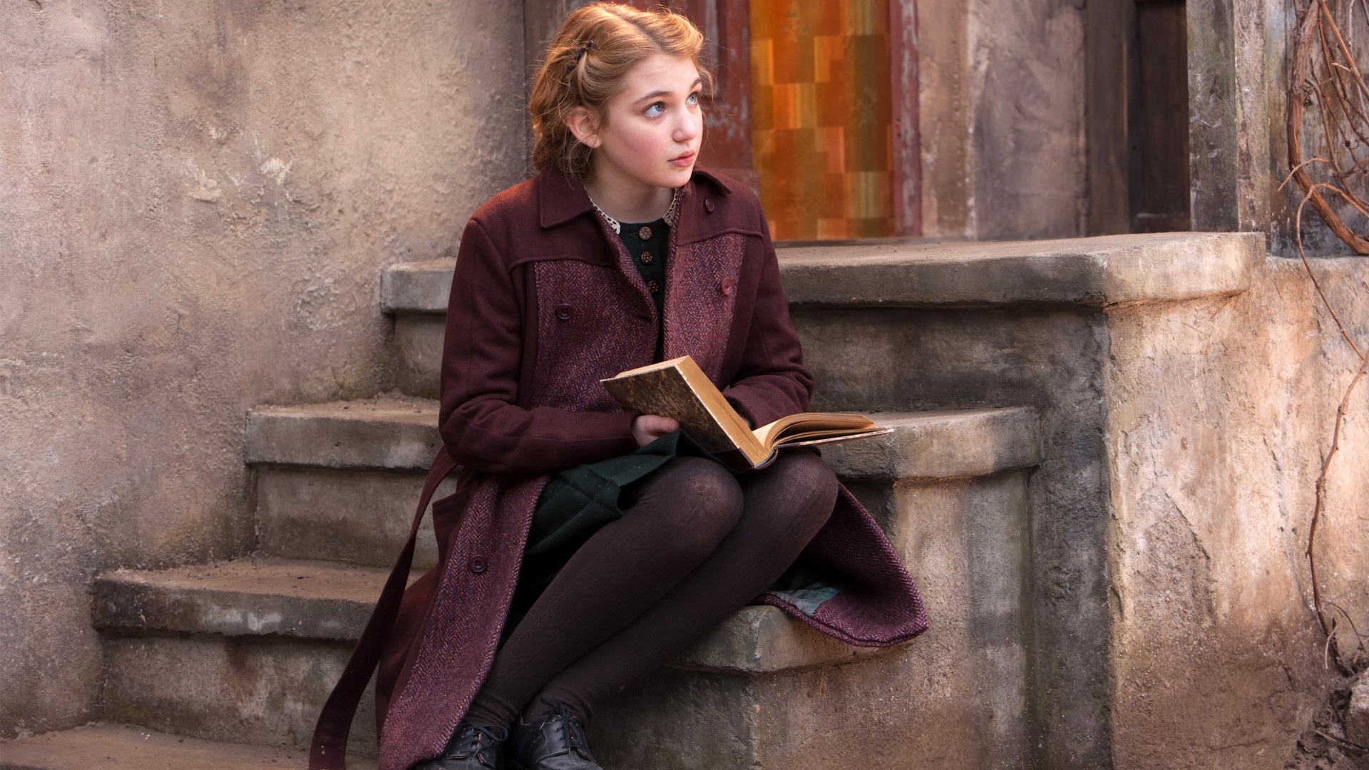 Sophie Nelisse in The Book Thief HD Wallpaper