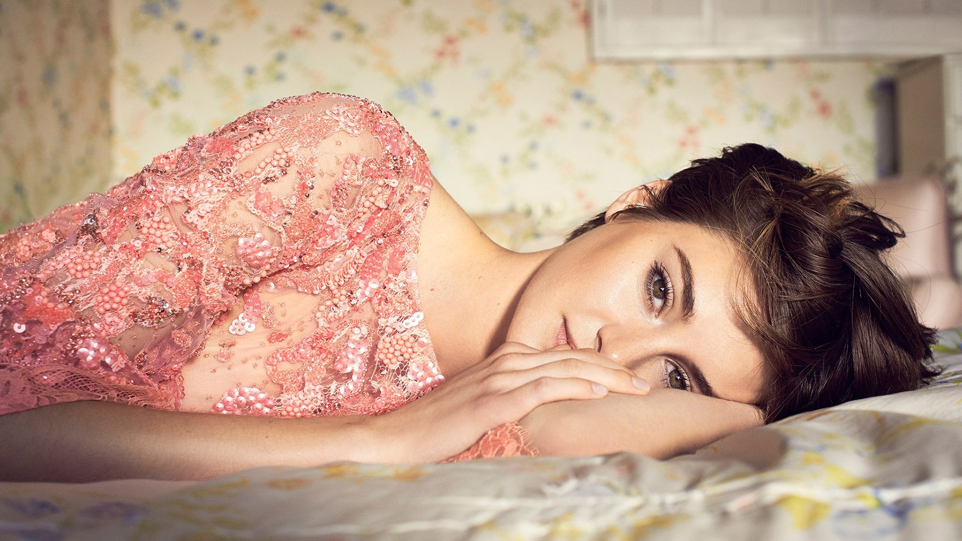 Shailene Woodley lying on a bed HD Wallpaper