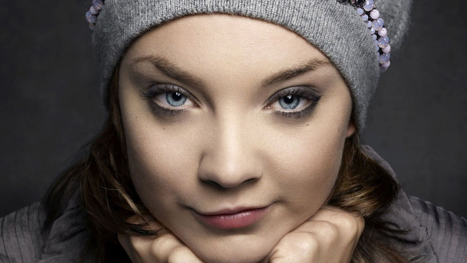 Natalie Dormer wearing a grey beanie HD Wallpaper