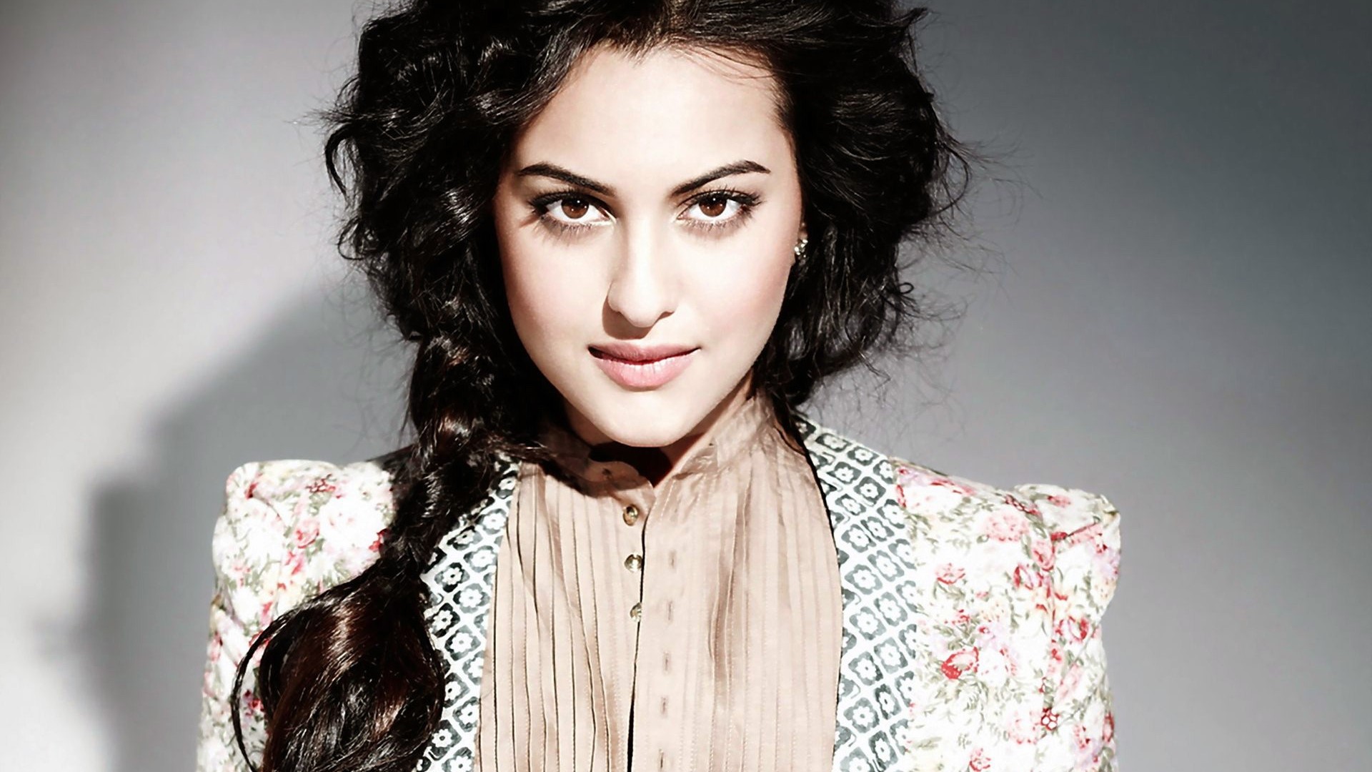 Sonakshi Sinha HD Wallpaper