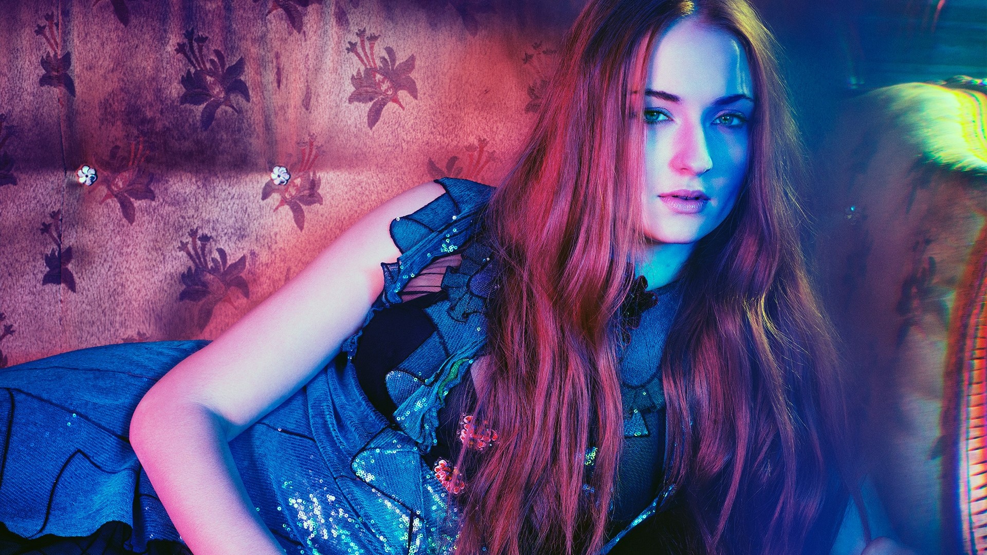 Sophie Turner posing on a floral couch HD Wallpaper