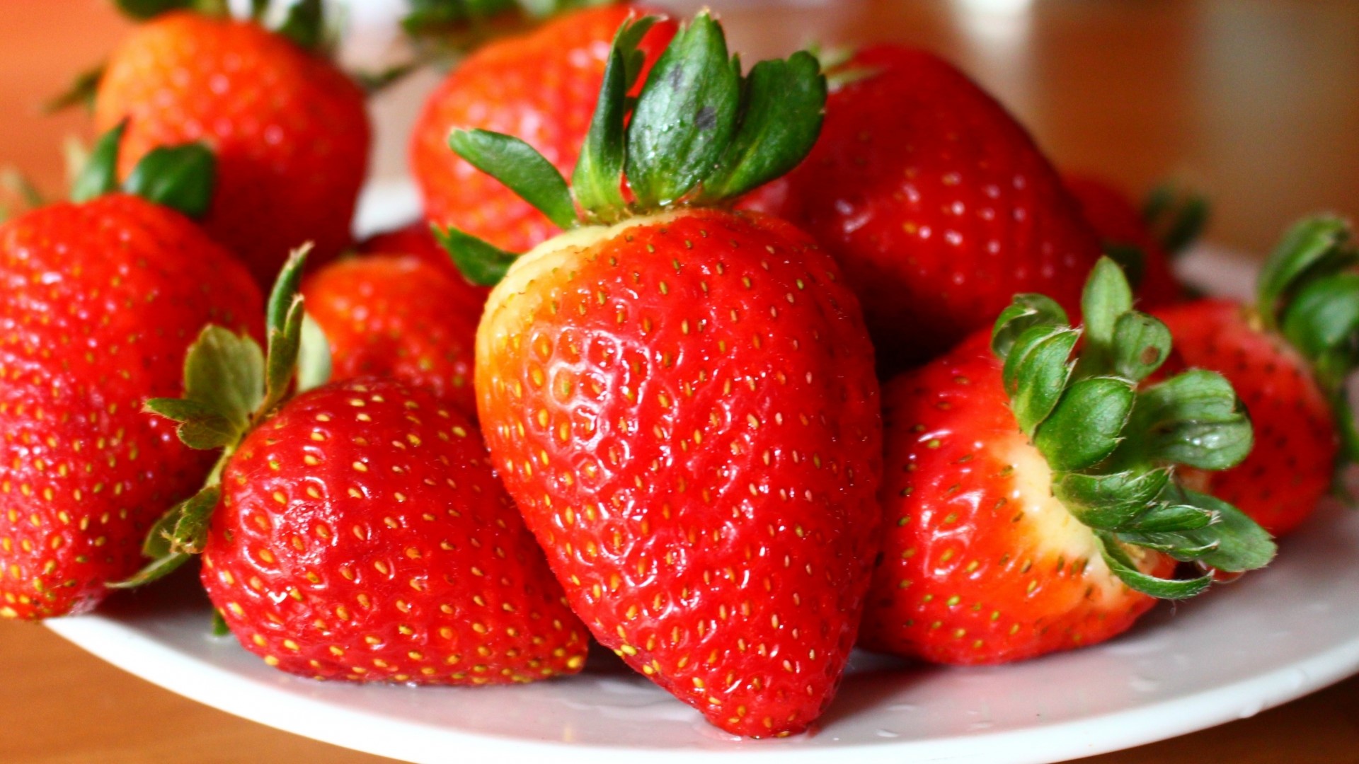 Close-up of Fresh Strawberries on a Plate HD Wallpaper