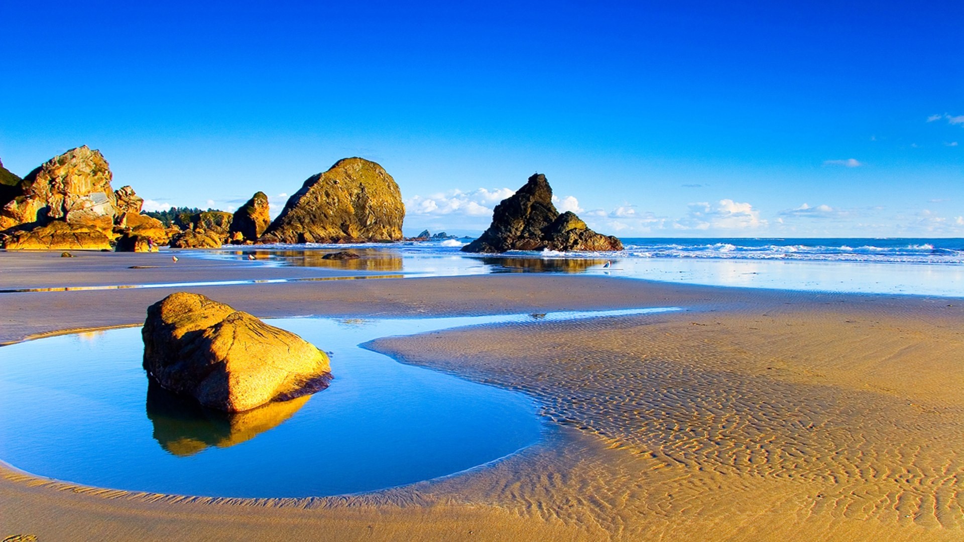Beach with rock formations and tide pools HD Wallpaper