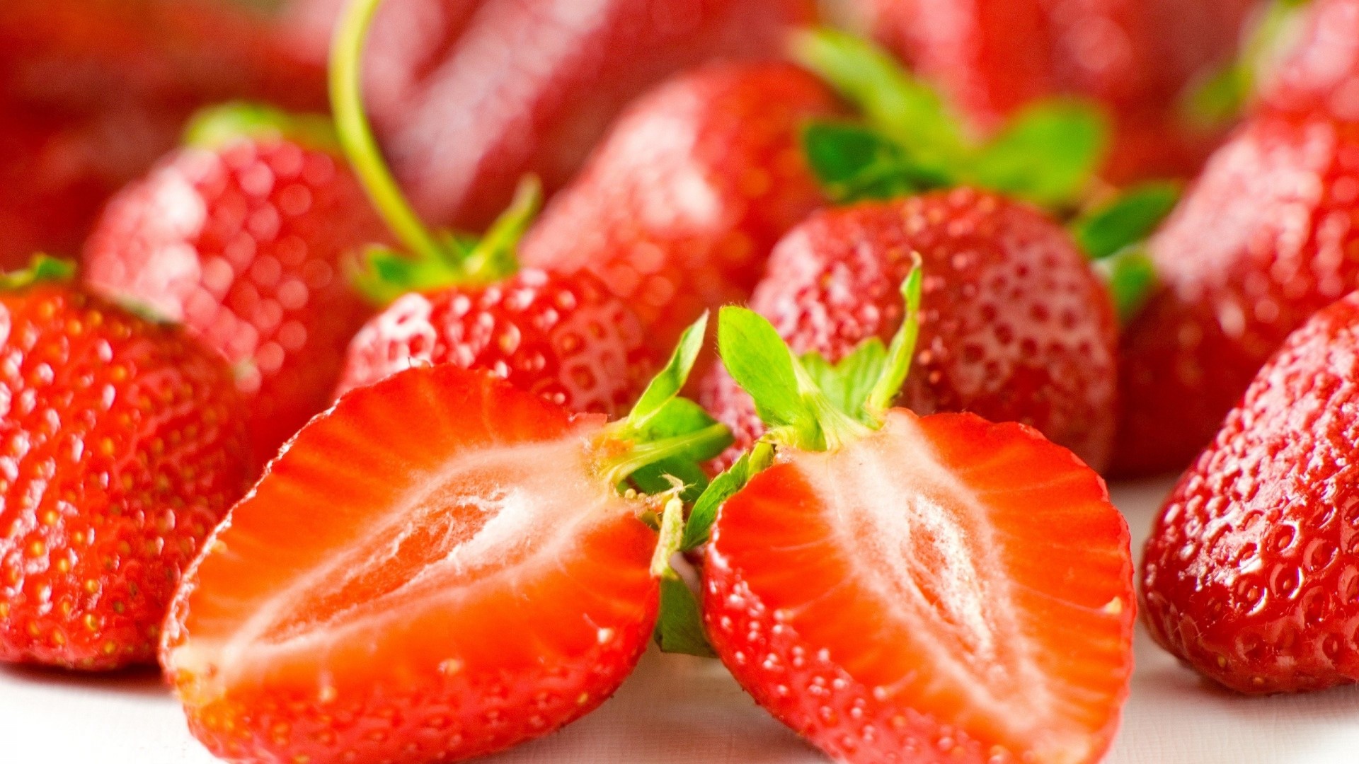 Fresh Strawberries HD Wallpaper