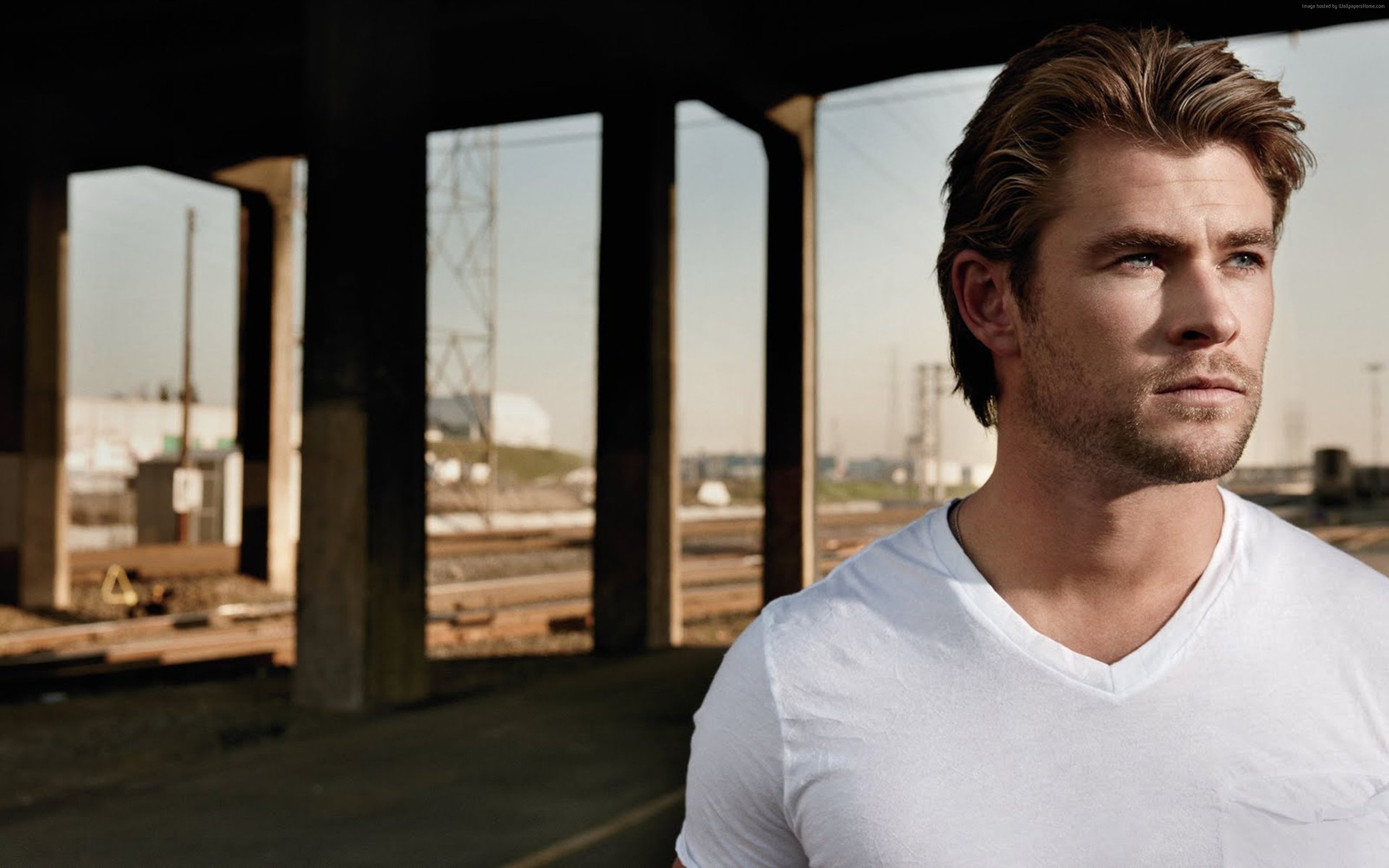 Chris Hemsworth HD Wallpaper
