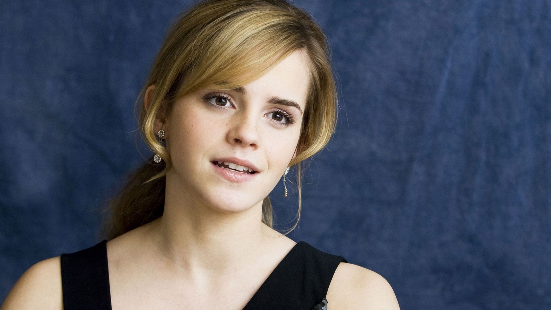 Emma Watson at Tale of Despereaux HD Wallpaper