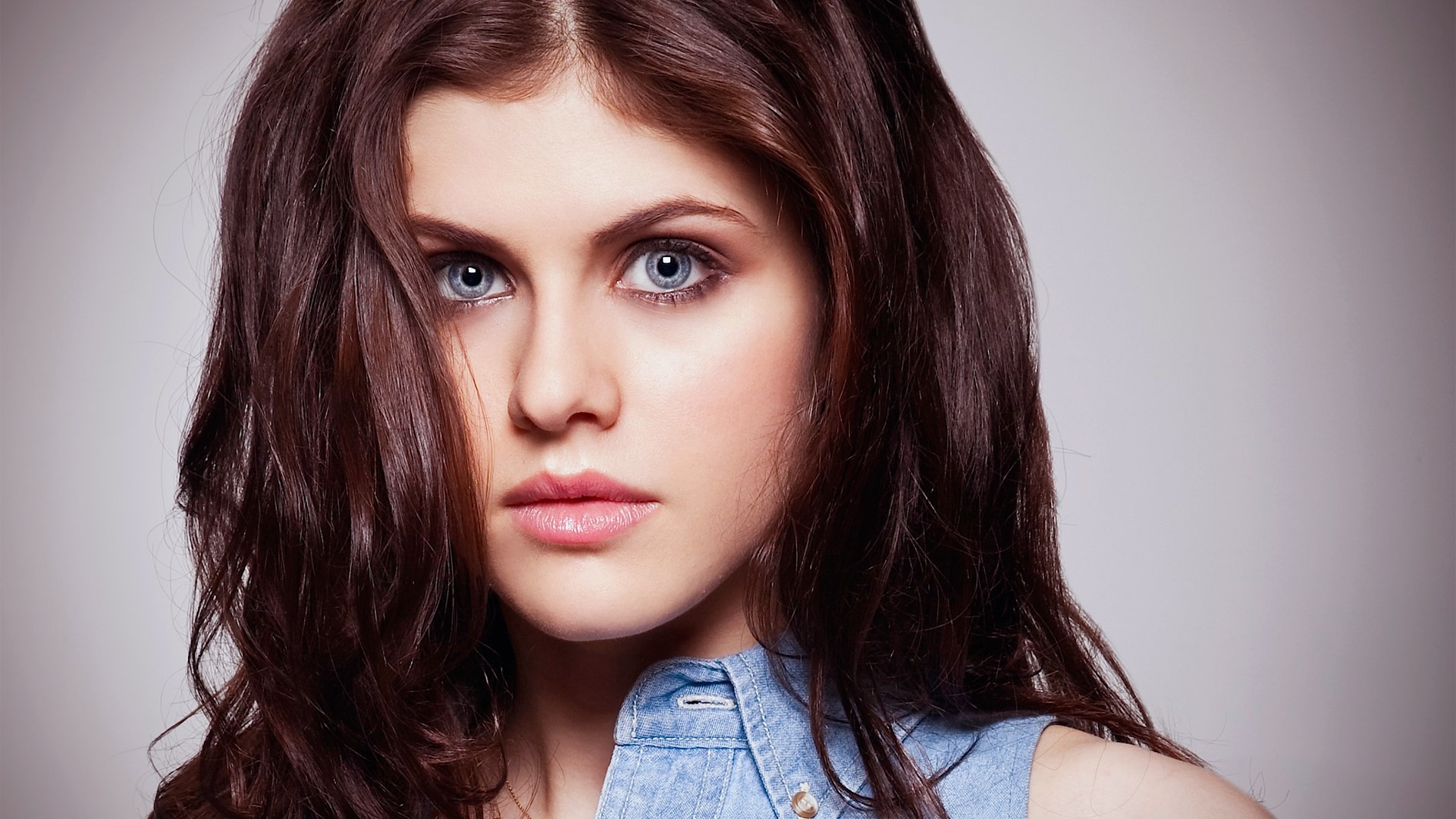Alexandra Daddario HD Wallpaper