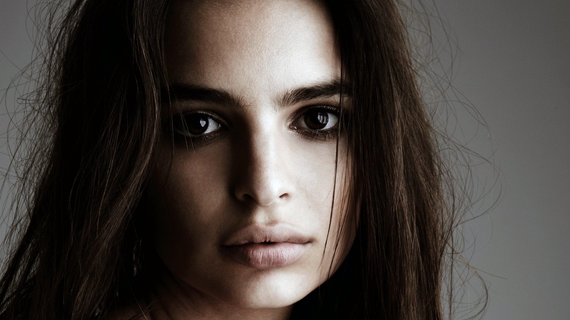Emily Ratajkowski portrait HD Wallpaper