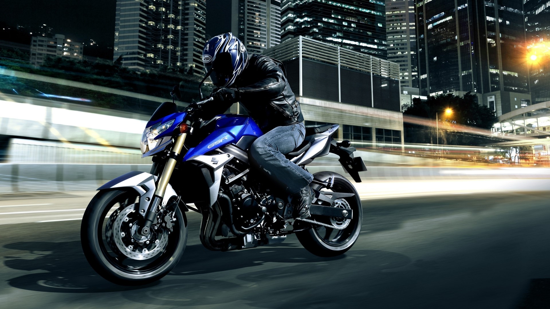 Suzuki GSX-R750 motorcycle on a city street at night HD Wallpaper