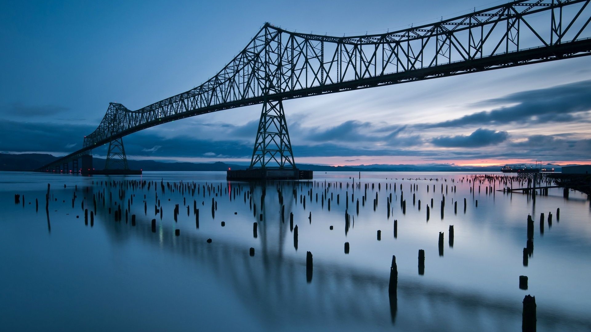 Astoria-Megler Bridge over the Columbia River at dusk HD Wallpaper