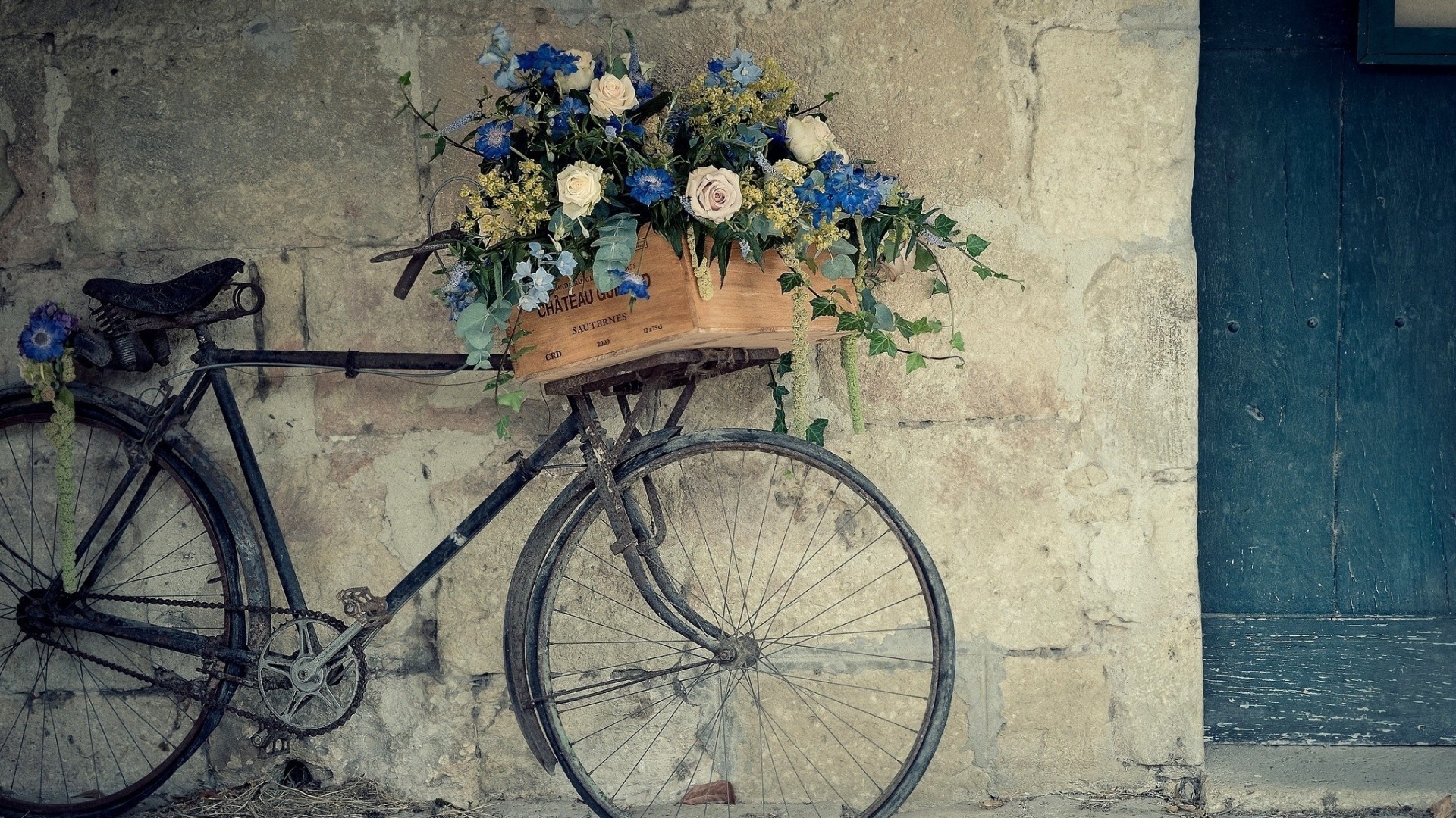 Vintage bicycle with flowers in a wooden crate HD Wallpaper