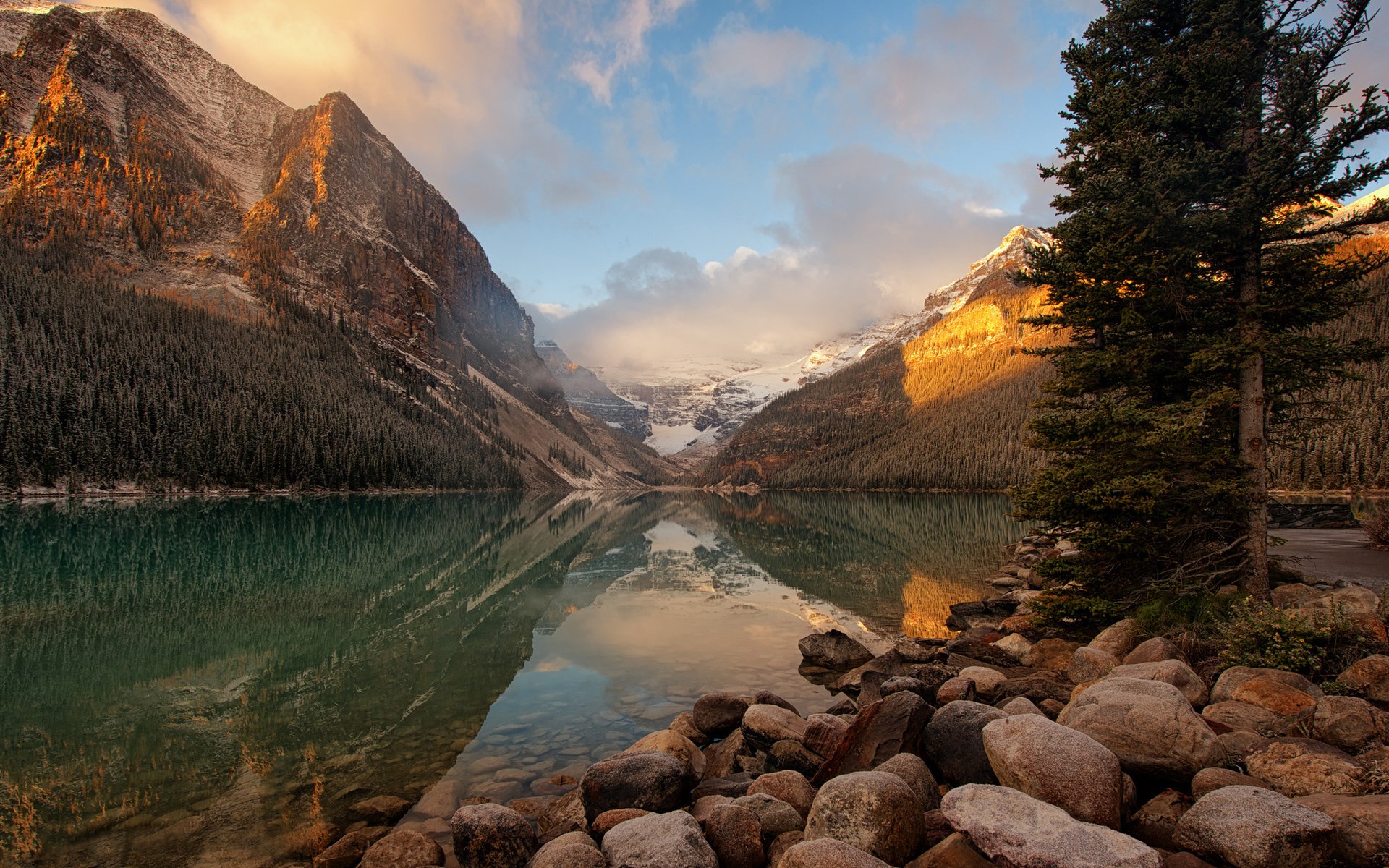 Lake Louise in Banff National Park HD Wallpaper