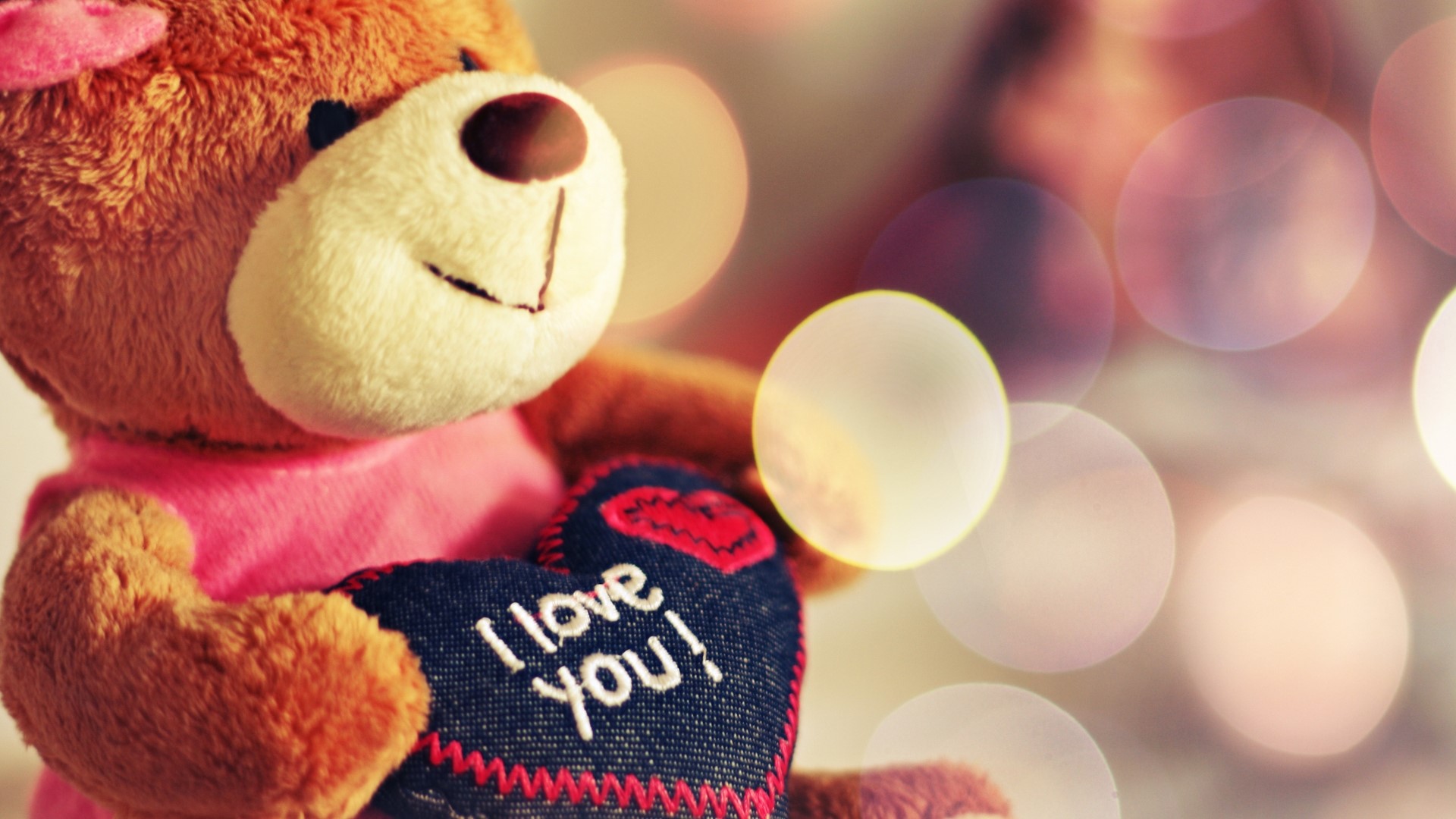 Teddy bear holding a heart that says "I love you" HD Wallpaper