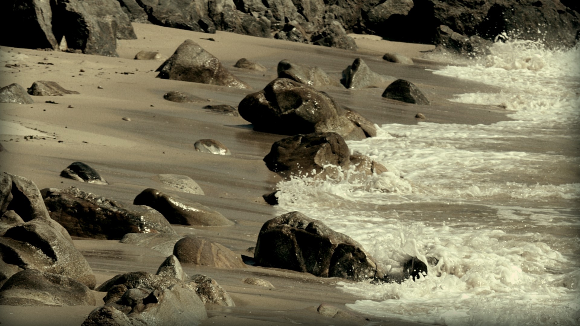 Rocky beach with waves crashing HD Wallpaper